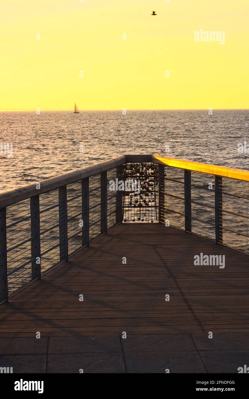 210501 Malmö Schweden - Sonnenuntergang über dem Pier der Liebesschlösser. Hochwertige Fotos Stockfoto