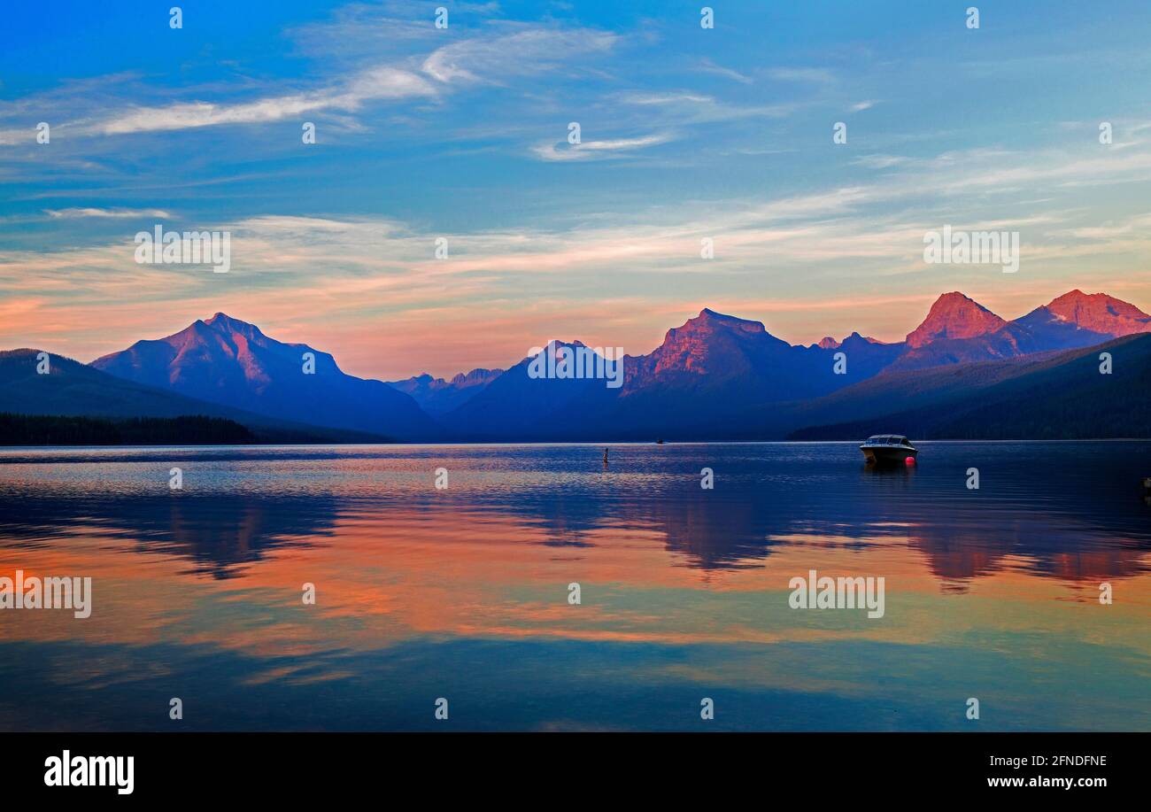 Sonnenuntergang am Lake McDonald, Glacier National Park, Flathead County, Montana. Es ist der größte See im Park. Stockfoto