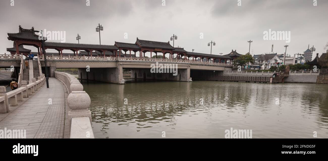 Renmin Road Bridge, Suzhou, die breiteste Straßenbrücke über den alten Graben Stockfoto