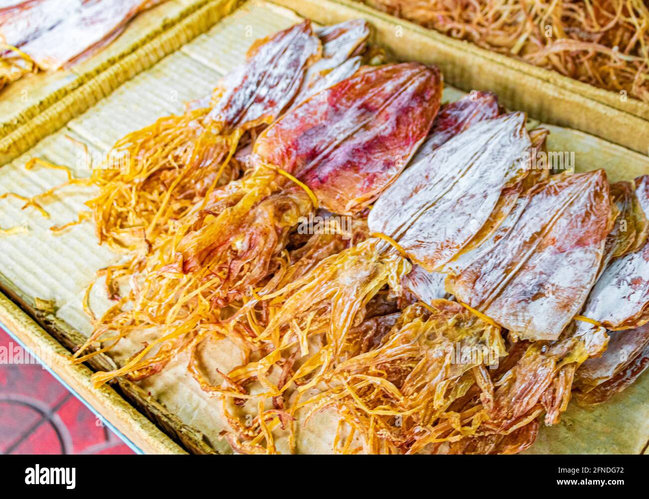 Kaufen Getrockneten Tintenfisch Aus Der Auswahl An Meeresfruchten Thai Essen Und Chinesische Kuche In Street Food Alten Markt In China Town Bangkok Thailand Stockfotografie Alamy