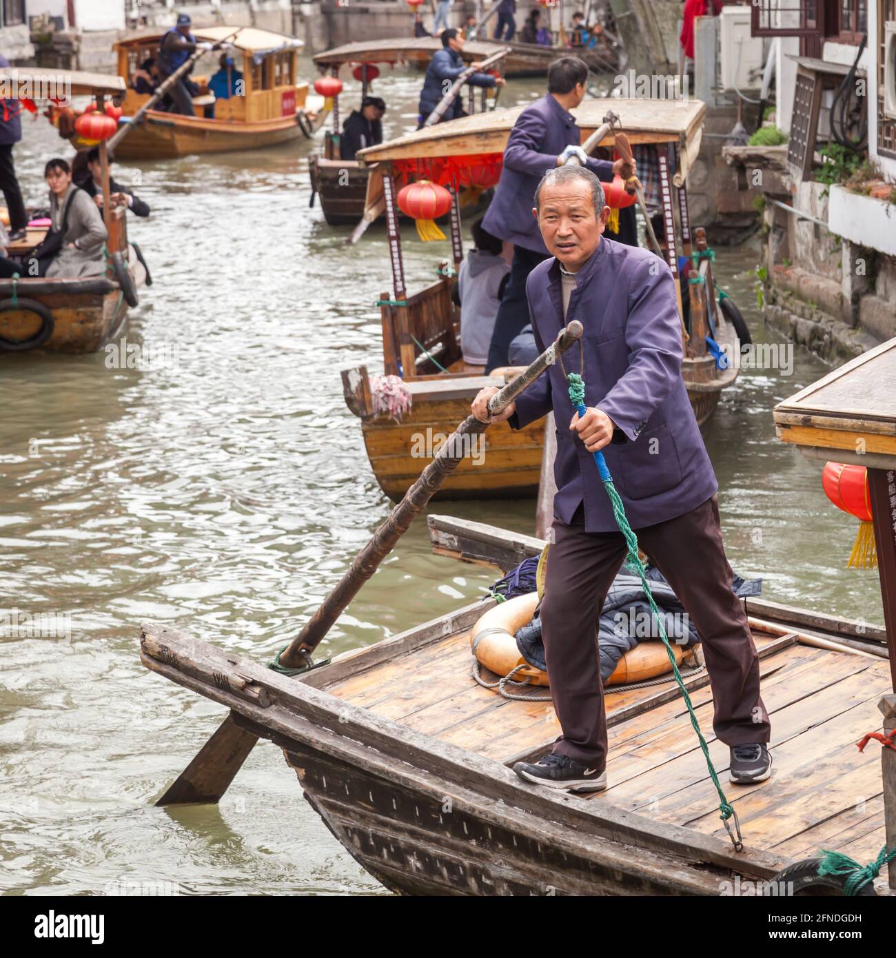 Gondoliere kommen auf den Kanälen des Alten zum Handel Die Stadt Zhuijiaojiao in Shanghai Stockfoto