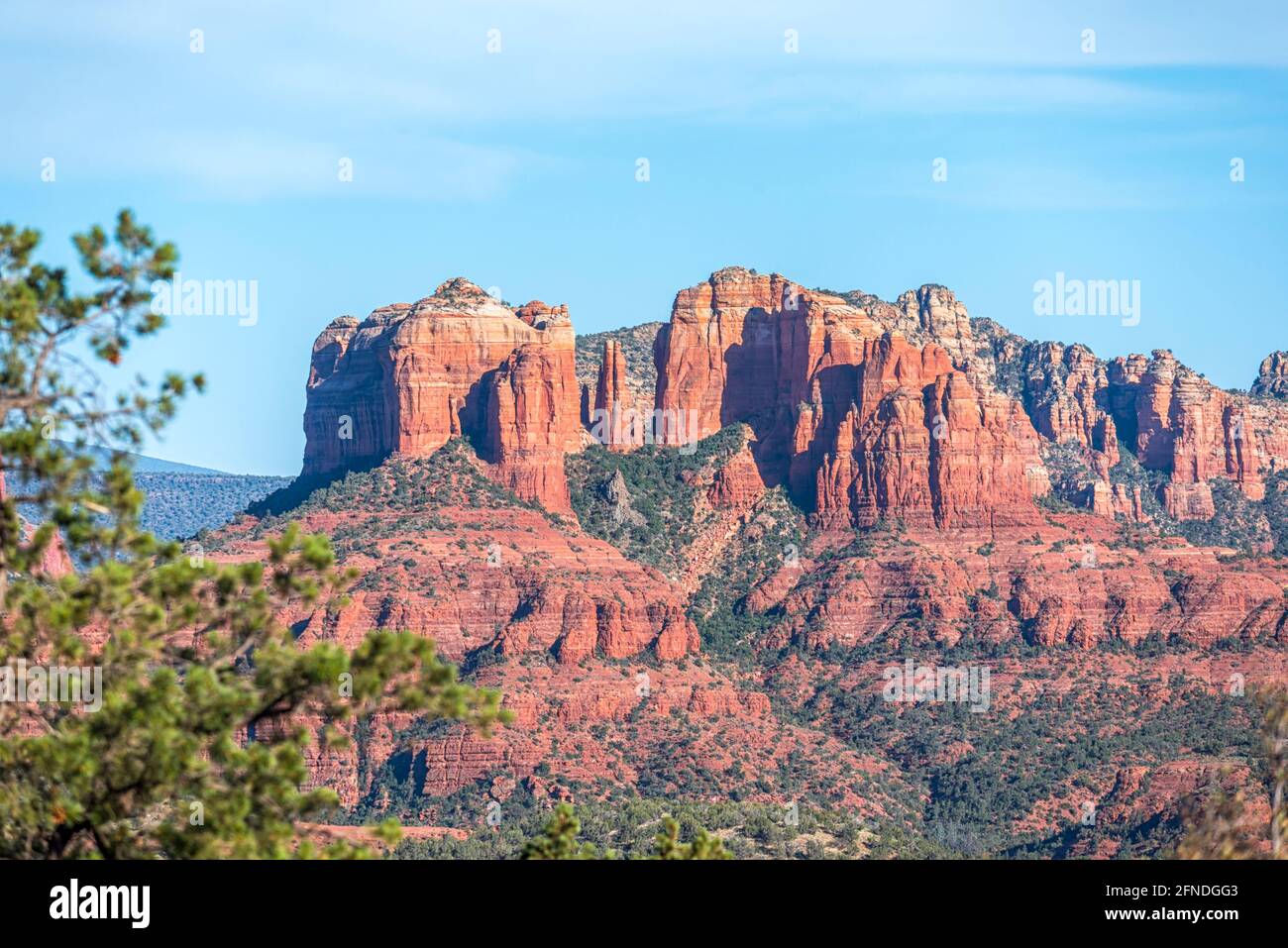 Blick auf Cathedral Rock an einem Frühlingsnachmittag. Sedona, Arizona, USA. Stockfoto