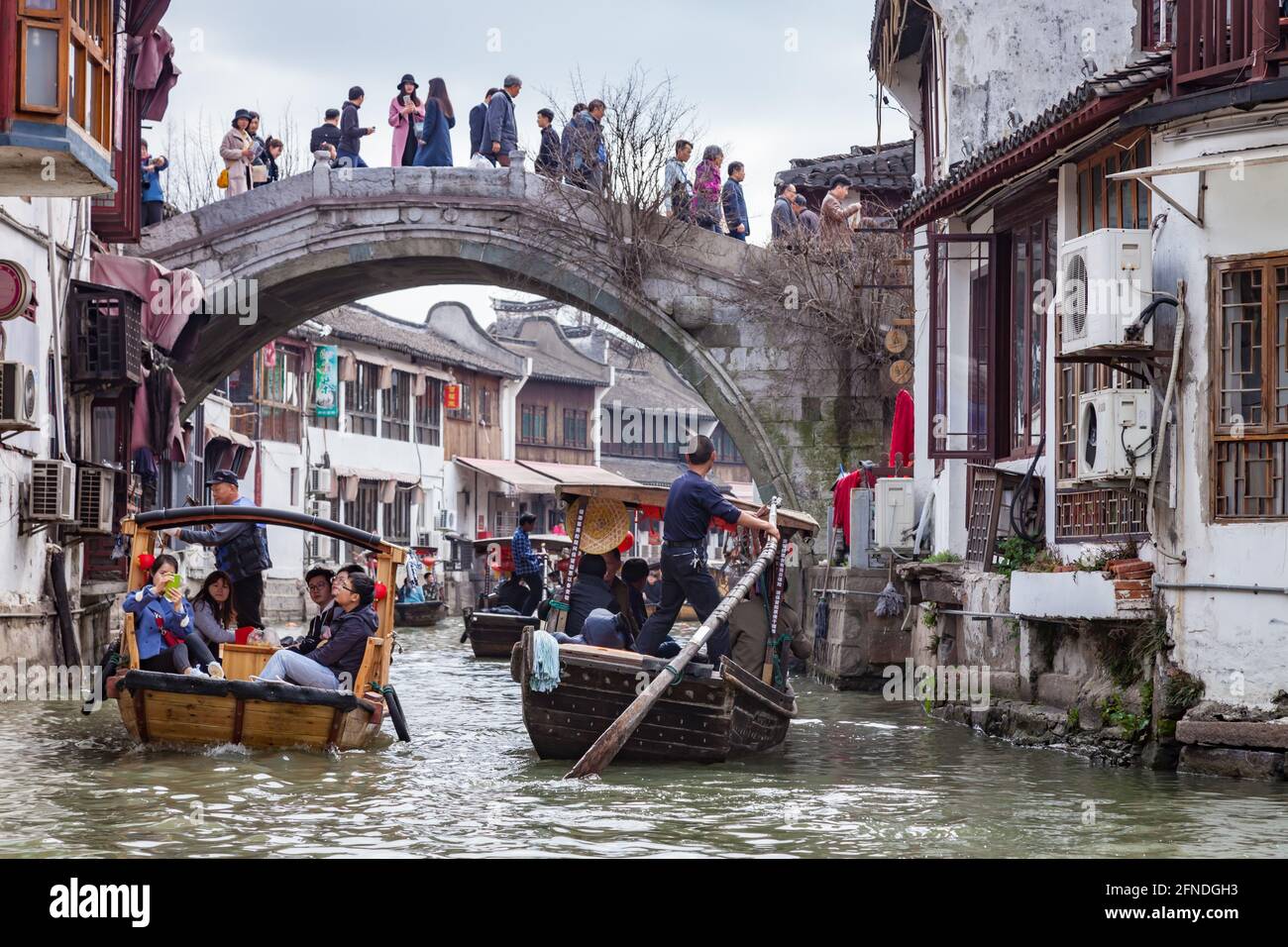 Fluss- und Brückenszene chinesischer Touristen im Altertum Die Stadt Zhuijiaojiao in Shanghai Stockfoto