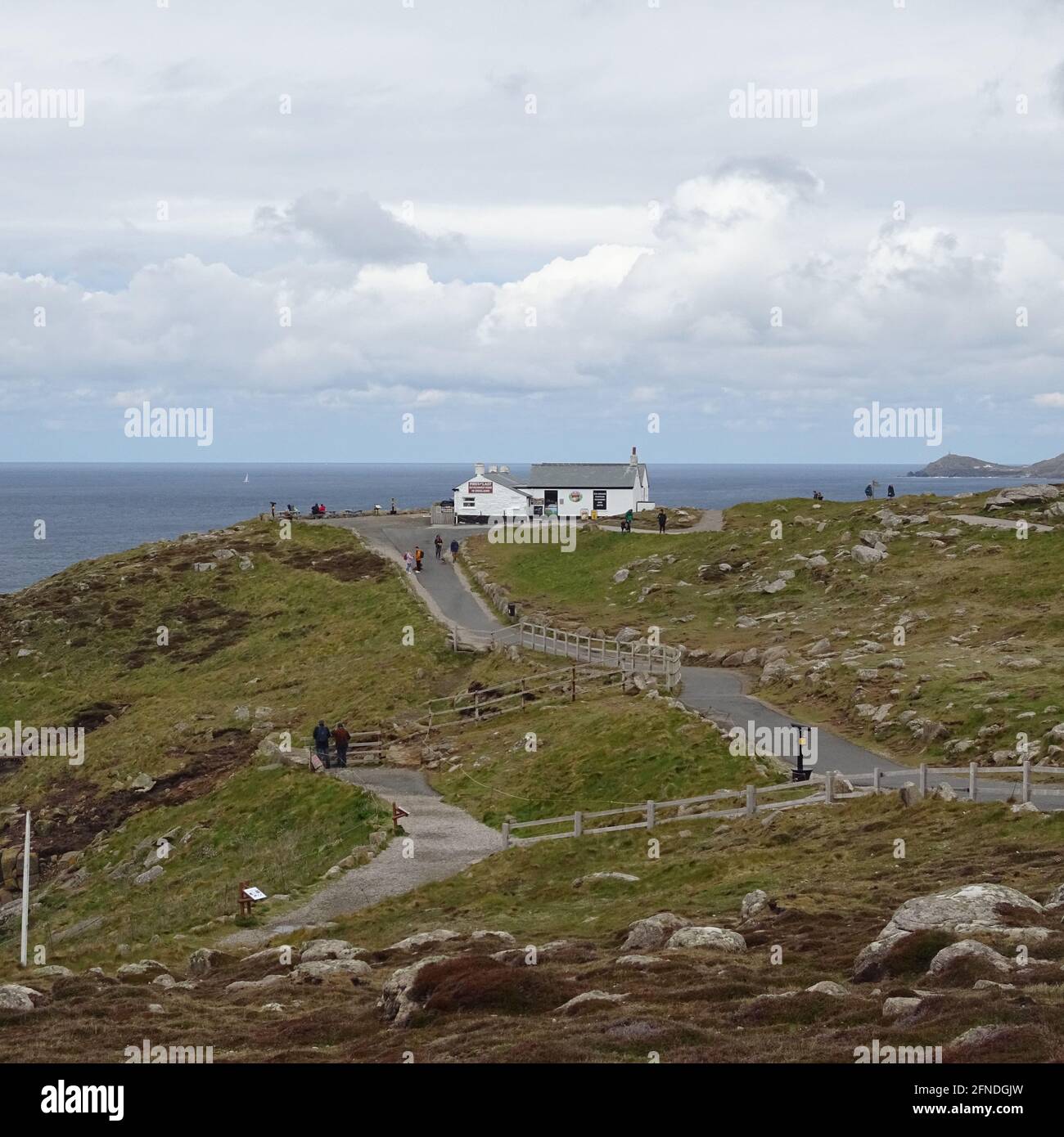 First und Last House Lands End, Coastpath Cornwall, England, Großbritannien . 05,05,2021. Eine sennen-Bucht in der Ferne, landet am Ende von Cornwall Stockfoto