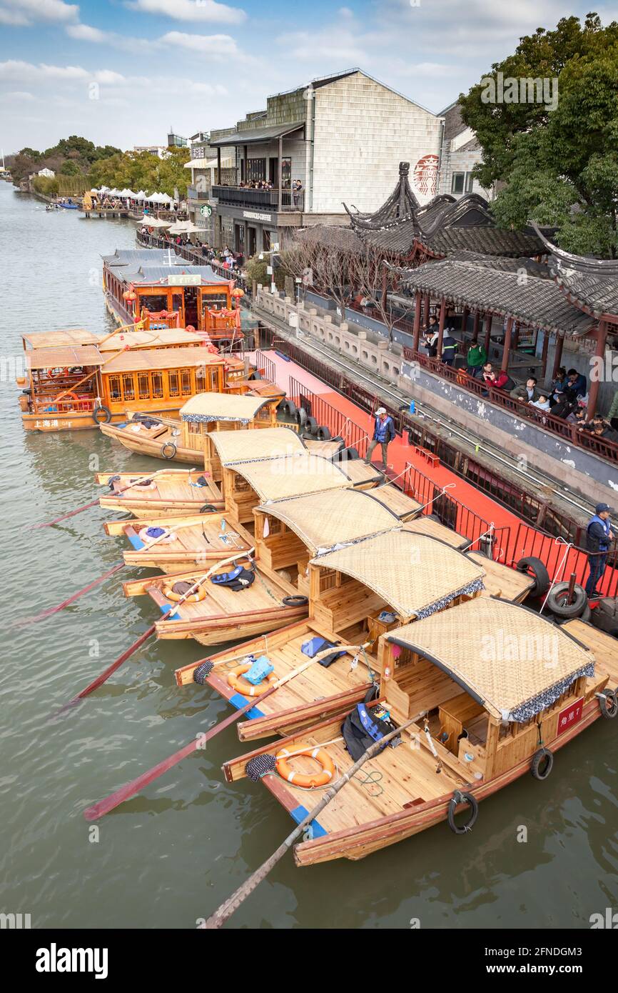 In der antiken Stadt Shanghai erwarten Touristen Wassertransporte Von Zhuijiaojiao Stockfoto