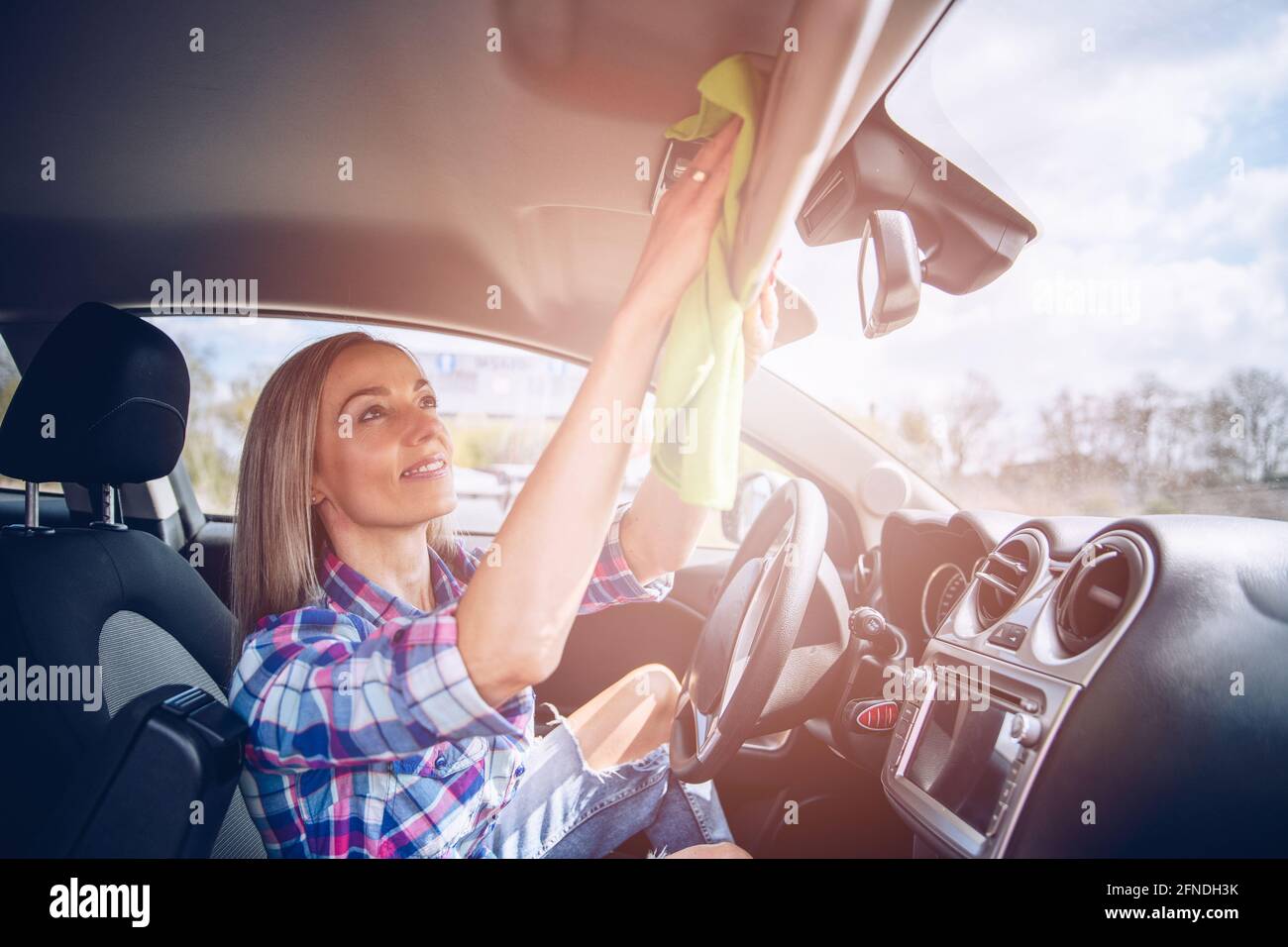 Eine Frau in Kariertem Hemd Reinigt Die Innenseite Des Autos Mit Einem  Mikrofasertuch. Stockbild - Bild von tür, innere: 219632113
