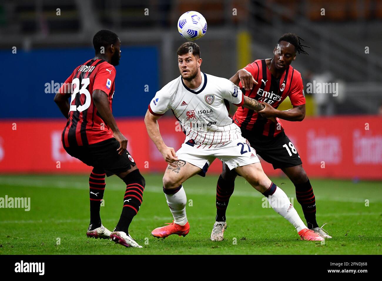 Mailand Italien 16 Mai 2021 Alberto Cerri C Von Cagliari Calcio Wird Von Fikayo Tomori L Und Soualiho Meite R Vom Ac Mailand Wahrend Des Fussballspiels Der Serie A Zwischen Dem Ac
