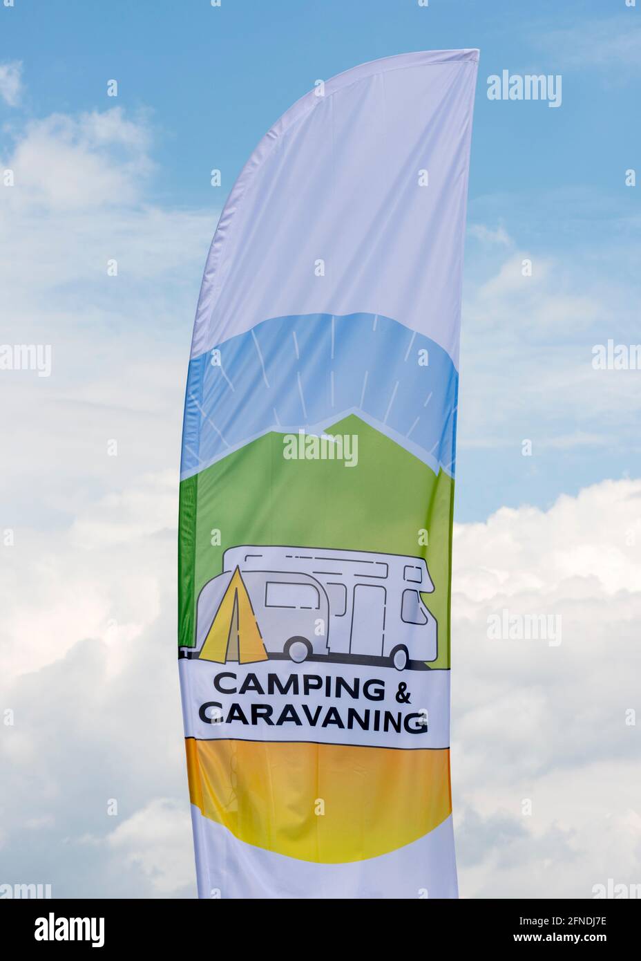 Camping- und Wohnwagenfahne, die gegen den bewölkten Himmel fliegt Stockfoto