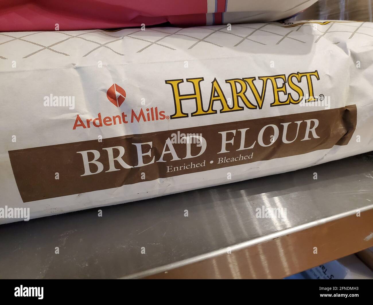 Nahaufnahme eines Pakets von „Ardent Mills Harvest Bread Flour“ auf einer Metallplatte in Tal's Patisserie in Danville, Kalifornien, 12. Januar 2021. () Stockfoto