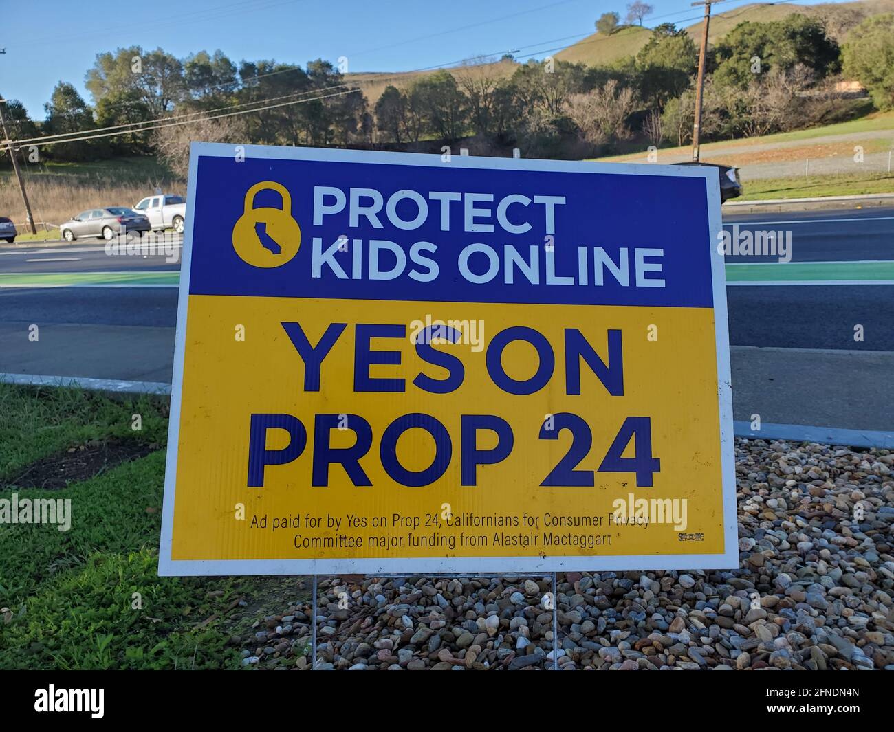 Nahaufnahme eines gelben und blauen Schildes mit der Aufschrift „Protect Kids Online, Yes on Prop 24“ am Straßenrand in Lafayette, Kalifornien, 25. Januar 2021. () Stockfoto