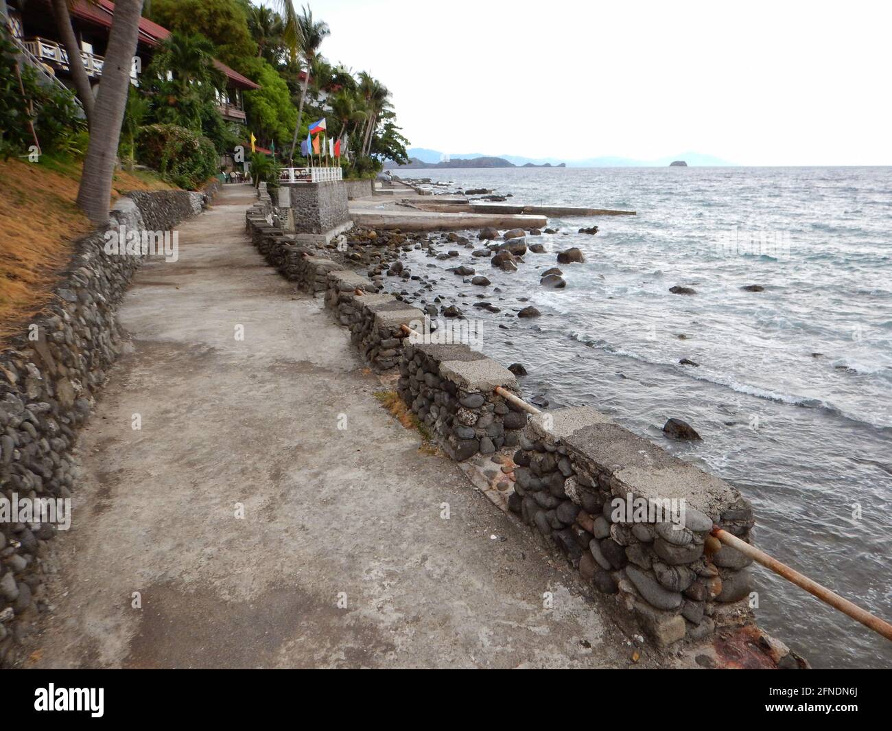 Felsige Küste in der Nähe von Eagle Point, Batangas, Lozon, Philippinen Stockfoto