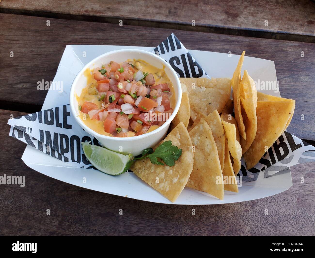 Nahaufnahme eines Auftrags von Gotts impossible Chorizo Cheese Dip and Chips in einem Papierkorb vom Gott's Roadside Restaurant in Walnut Creek, Kalifornien, 4. Februar 2021. () Stockfoto