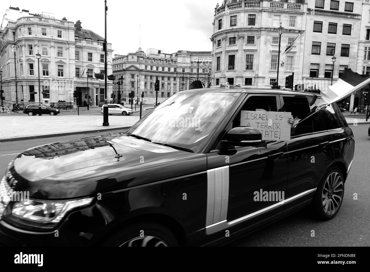 Pro-palästinensische Demonstranten, die wütend über den Tod der Palästinenser in Israel sind, gehen am Sonntag, den 16. Mai 2021, auf die Straße in Zentral-London. Stockfoto
