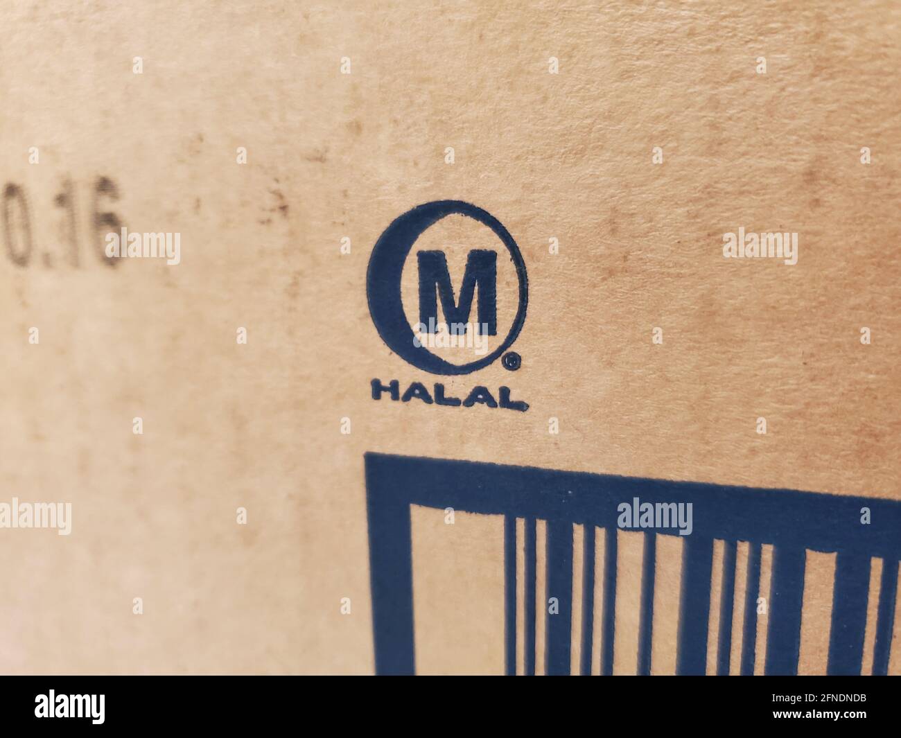 Nahaufnahme eines gelbfärbenden Pakets mit dem Markenzeichen des Islamic Food and Nutrition Council of America (IFANCA), einem Halbmondkreis mit „M“ und dem Wort „HALAL“, aufgenommen in Lafayette, Kalifornien, 22. Januar 2021. () Stockfoto