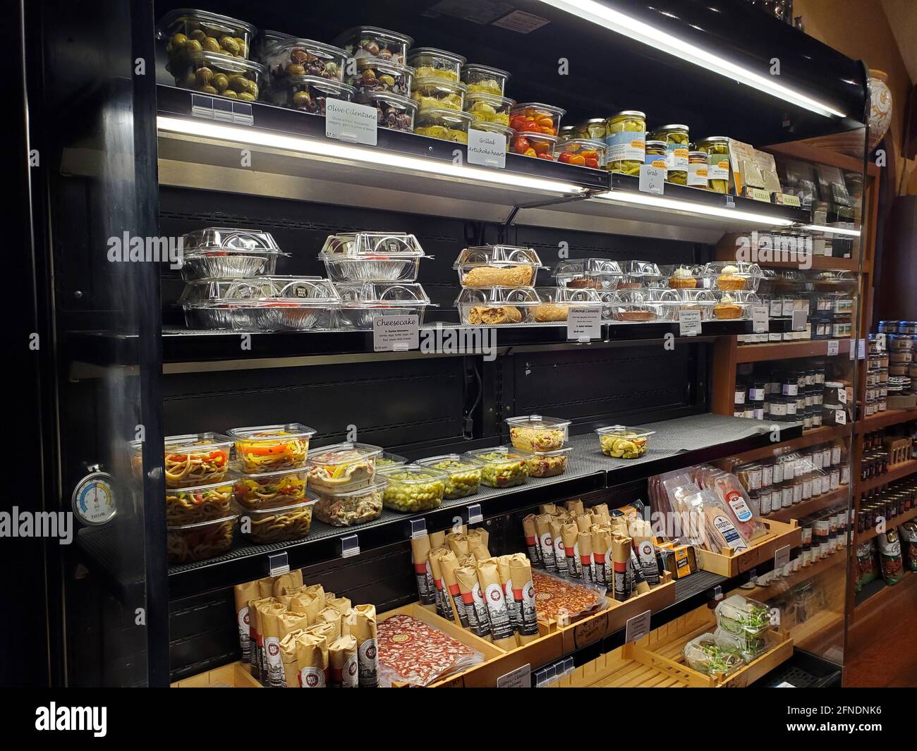 Seitenansicht der gekühlten Vitrine mit einer Auswahl an Oliven, Käse und Kuchen in der V. Sattui Winery in St. Helena, Kalifornien, 6. Februar 2021. () Stockfoto