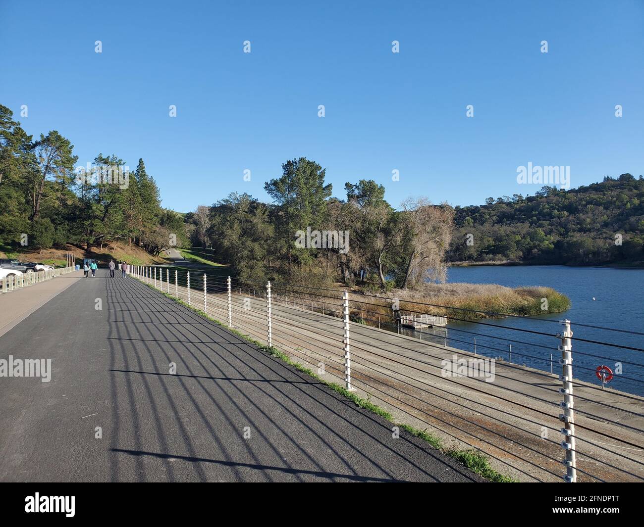 Foto eines Fußwegs und einer Hanglage im Lafayette Reservoir Nature Preserve in Lafayette, Kalifornien, 24. Februar 2021. () Stockfoto