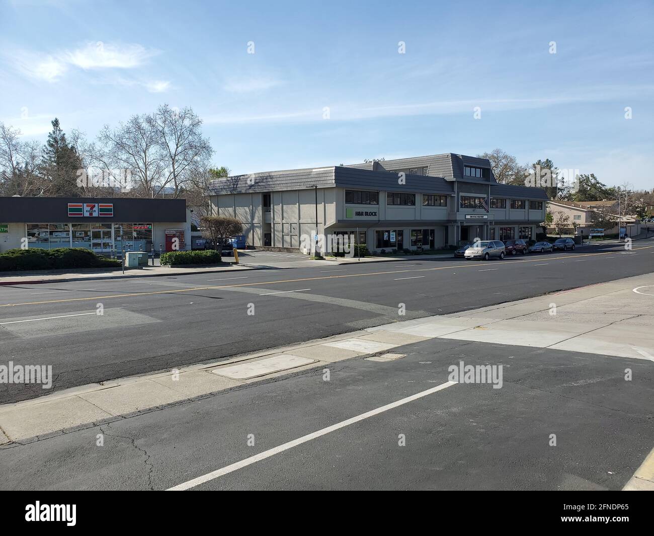 Weitaufnahme einer leeren vierspurigen Straße mit Geschäftsgebäuden im Hintergrund, darunter eine 7-Eleven, in Saranap, Walnut Creek, Kalifornien, 2. März 2021. () Stockfoto