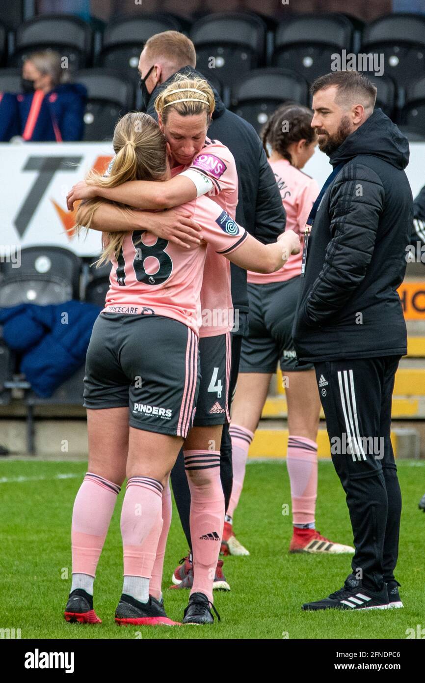 London, Großbritannien. Mai 2021. Emotional Leandra Little (4 Sheffield United) umarmte Sophie Walton (18 Sheffield United) nach dem Vitality Womens FA Cup-Spiel zwischen Tottenham Hotspur und Sheffield United im Hive in London, England. Kredit: SPP Sport Pressefoto. /Alamy Live News Stockfoto