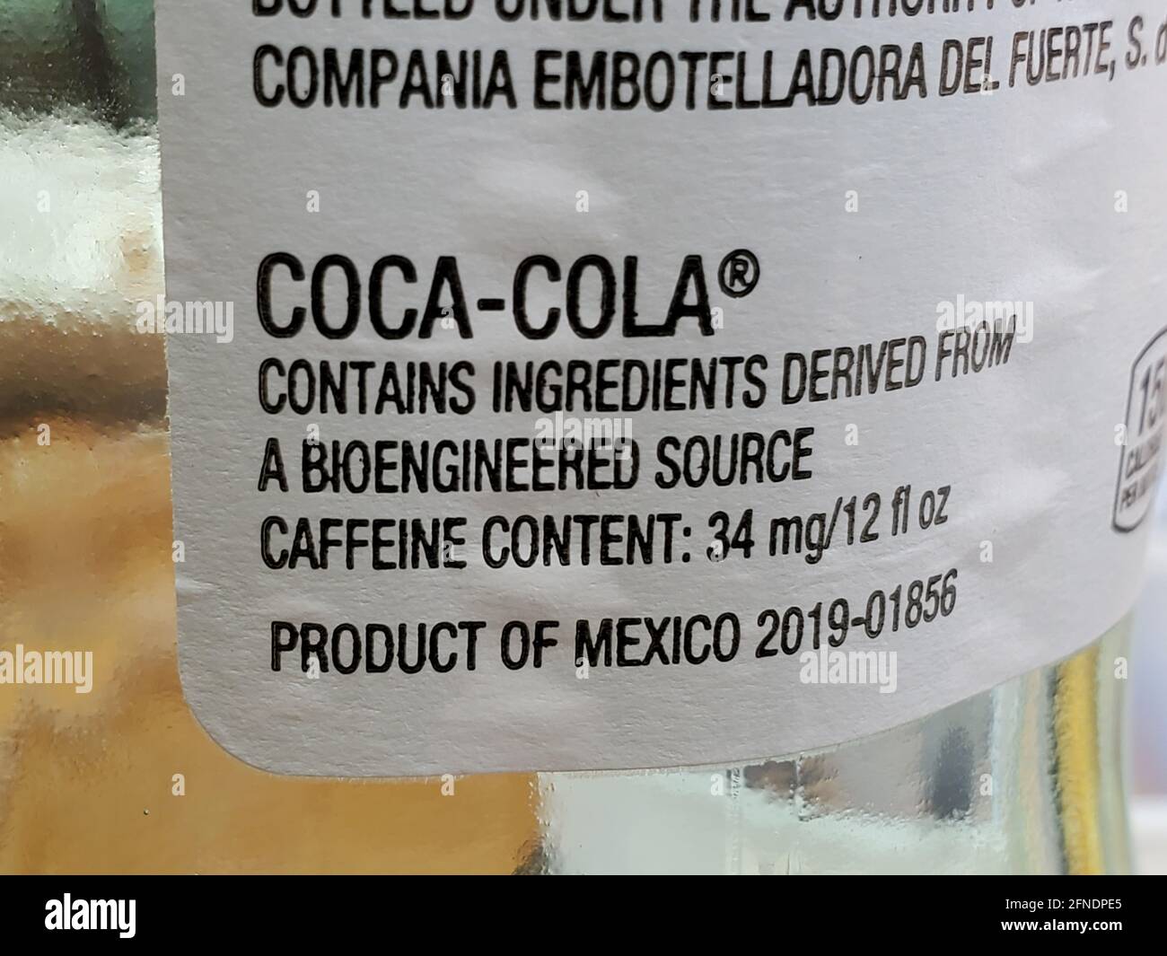 Nahaufnahme eines Etiketts auf einer Coca-Cola-Flasche mit der Aufschrift „enthält Zutaten aus einer biotechnologischen Quelle“ in Walnut Creek, Kalifornien, 4. März 2021. () Stockfoto