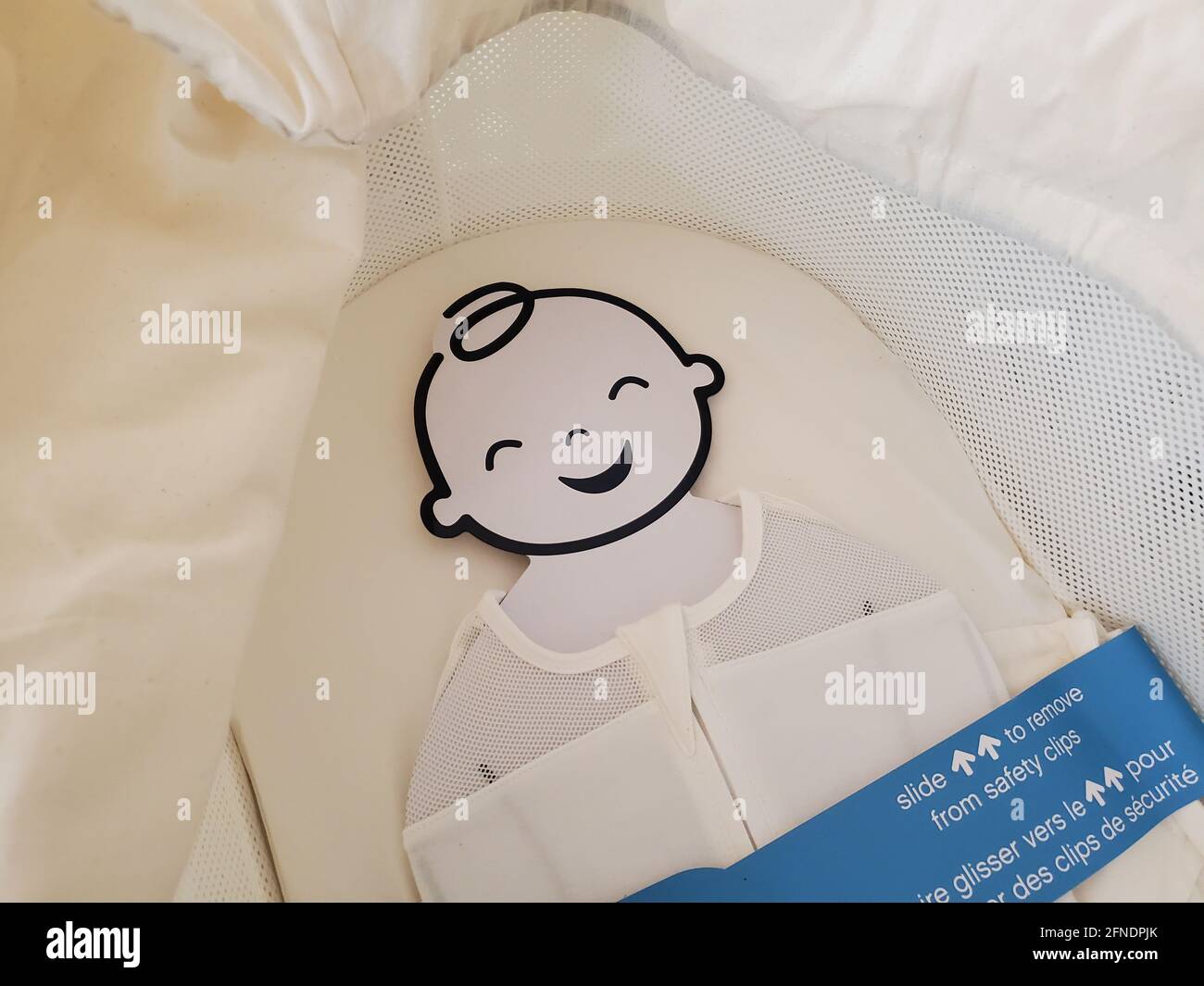 Nahaufnahme eines Pappausschnitts eines Babys in einem glücklichsten Baby SNOO Smart Sleeper Babybett in Lafayette, Kalifornien, 15. März 2021. () Stockfoto