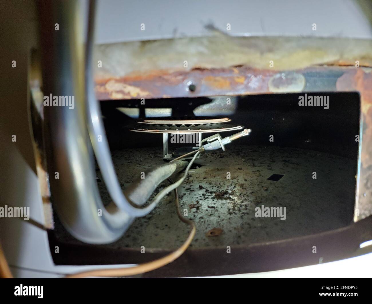 Zerlegter Warmwasserbereiter mit Kontrolllampe sichtbar in Lafayette, Kalifornien, 21. März 2021. () Stockfoto