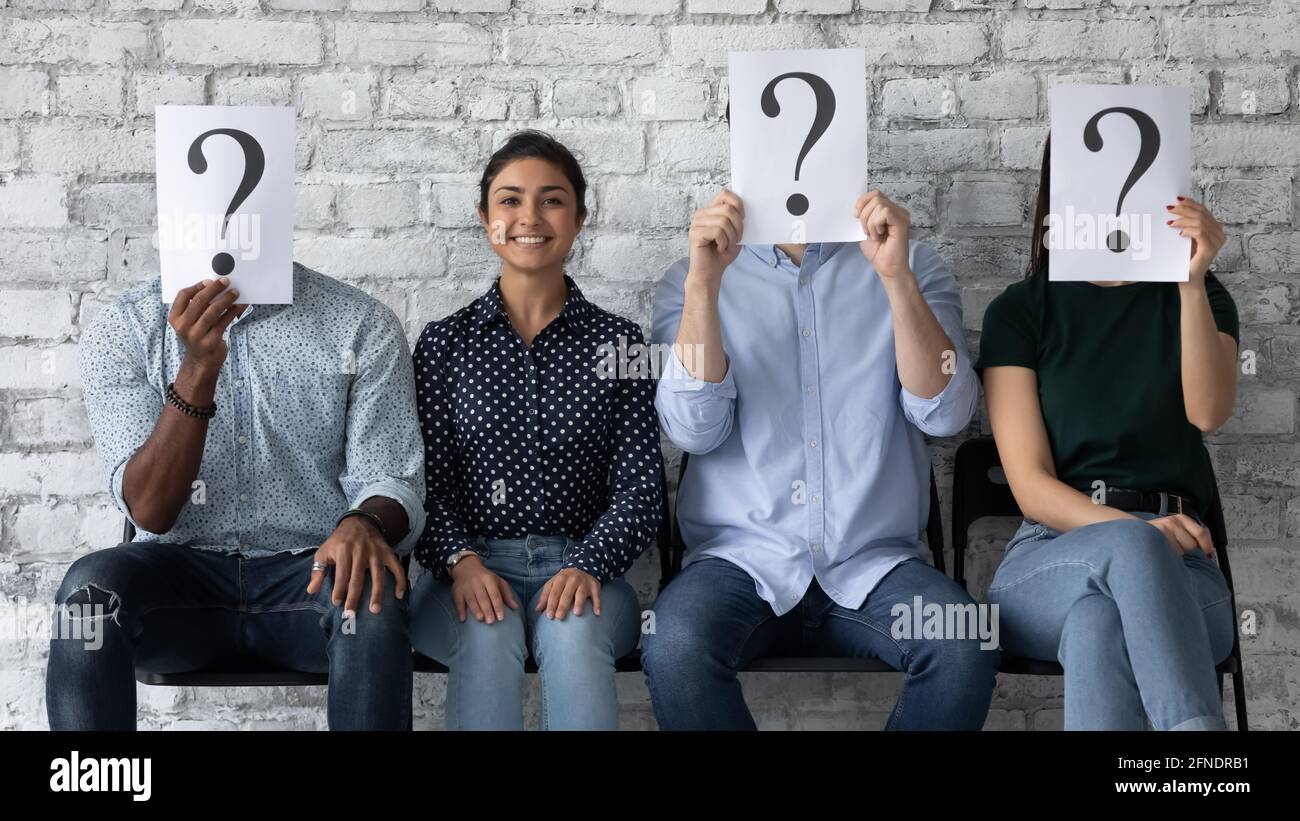 Glückliche weibliche indische Kandidatin, die den Wettbewerb um einen Job gewinnt Stockfoto