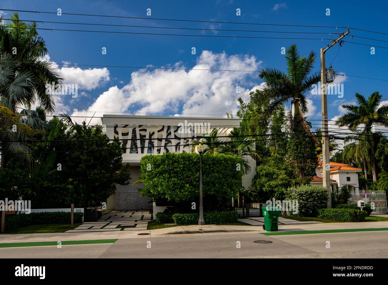 Miami Beach, FL, USA - 15. Mai 2021: Foto eines gehobenen Einfamilienhauses in Miami Beach auf den venezianischen Inseln Stockfoto