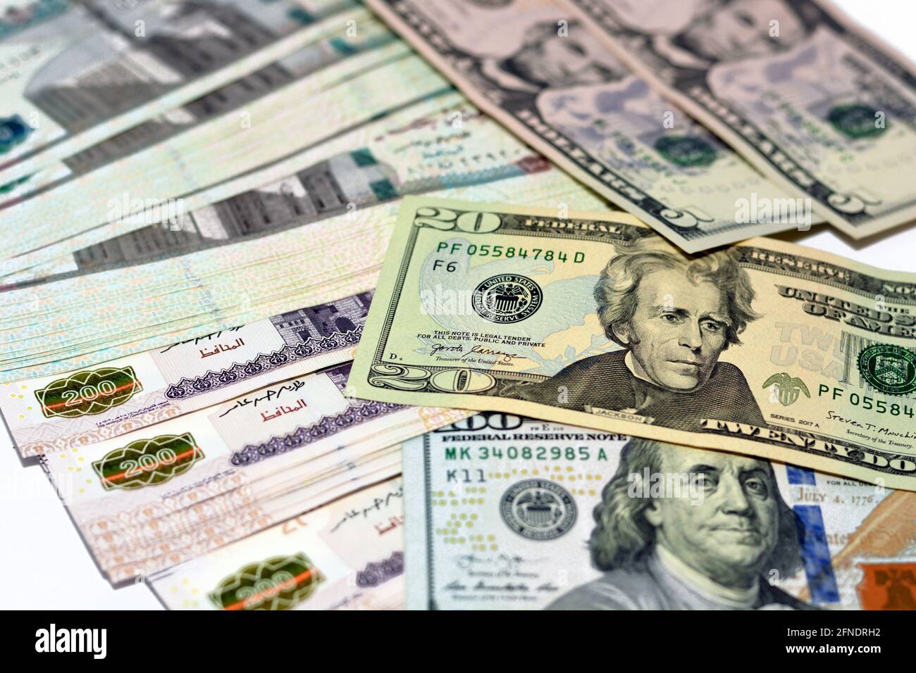 Ägyptische Landeswährung mit US-Dollar-Banknoten im Hintergrund. Geldscheine. Ägyptische Pfund-Banknoten und amerikanische Dollar-Rechnungen Hintergrund. Stockfoto