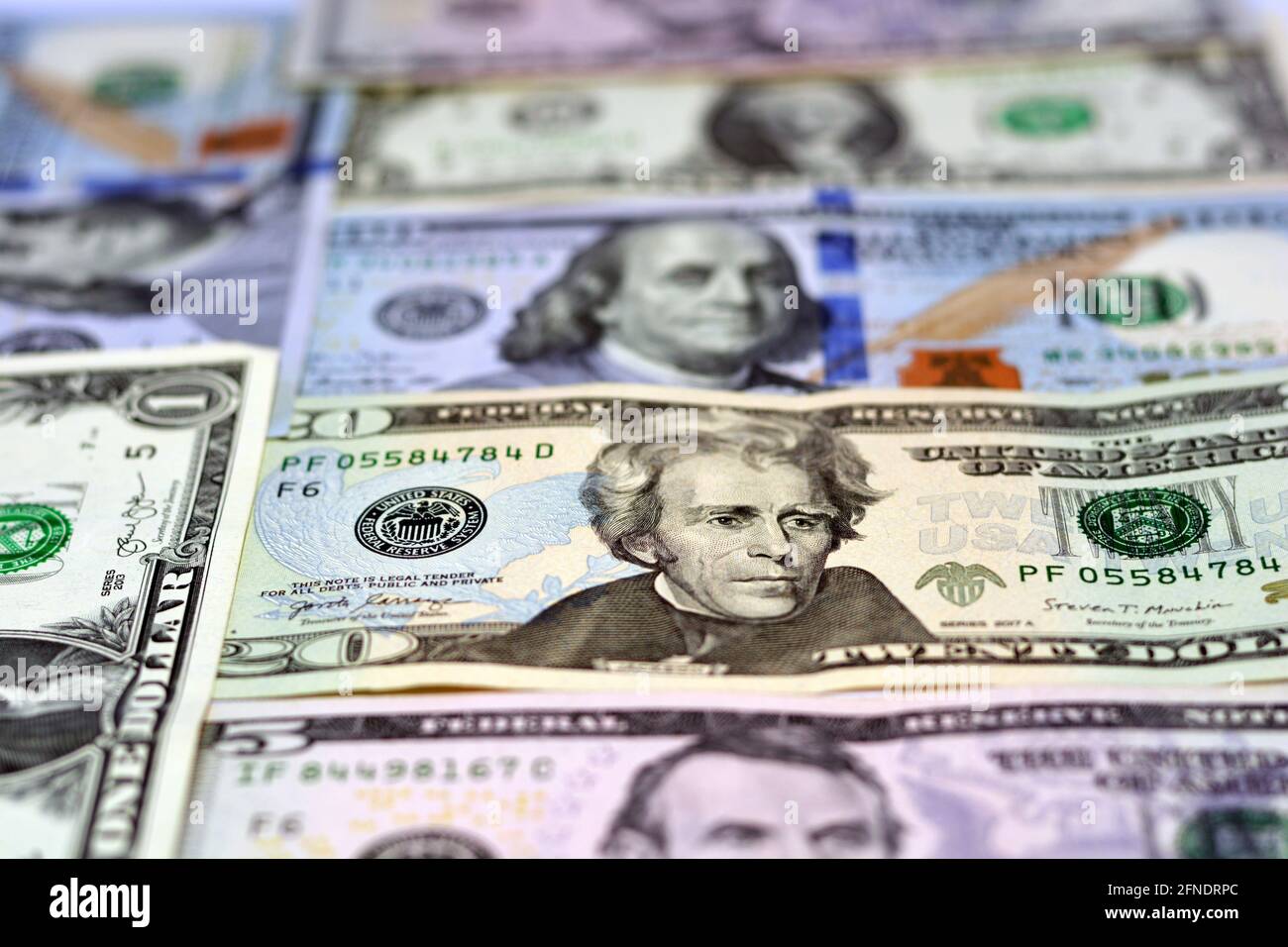 Amerikanischer Geldhintergrund, US-Dollar-Schein von 1, 5, 20 und 100 Dollar, selektiver Fokus auf verschiedene Banknoten Stockfoto