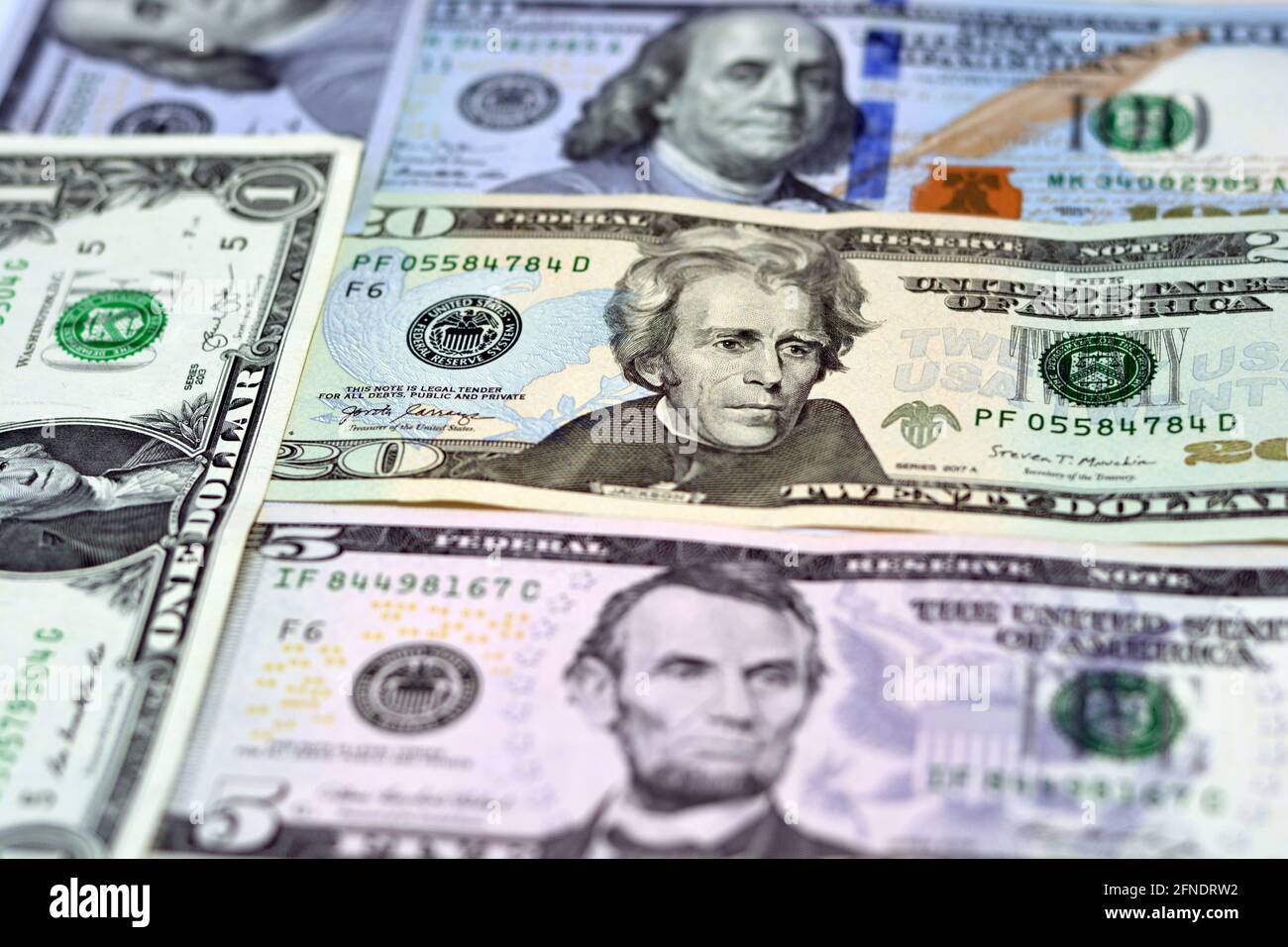 Amerikanischer Geldhintergrund, US-Dollar-Schein von 1, 5, 20 und 100 Dollar, selektiver Fokus auf verschiedene Banknoten Stockfoto