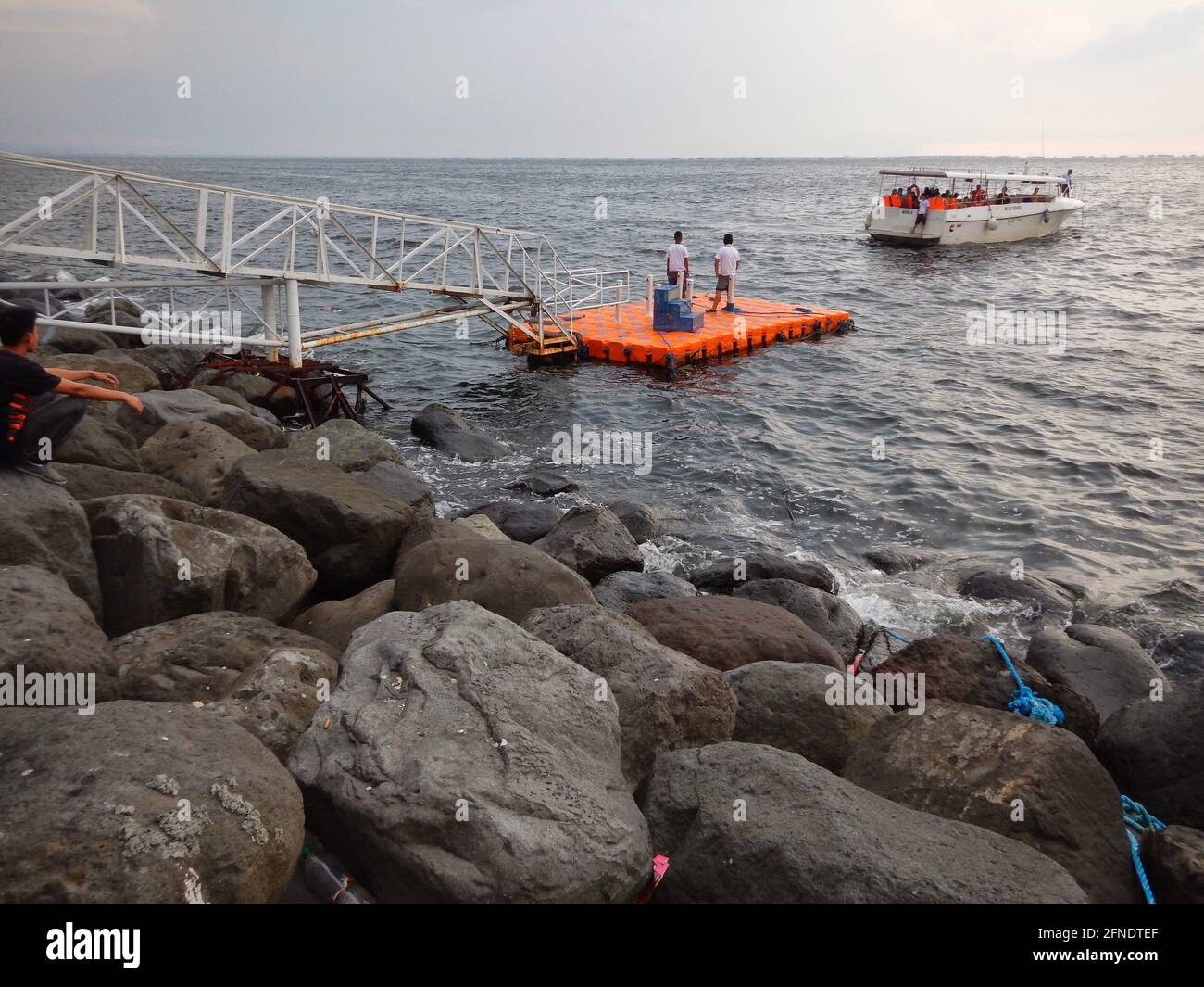 Sicherheitskräfte begrüßen Touristen auf einer Bootstour in der Nähe der Mall of Asia, Metro Manila, Philippinen Stockfoto