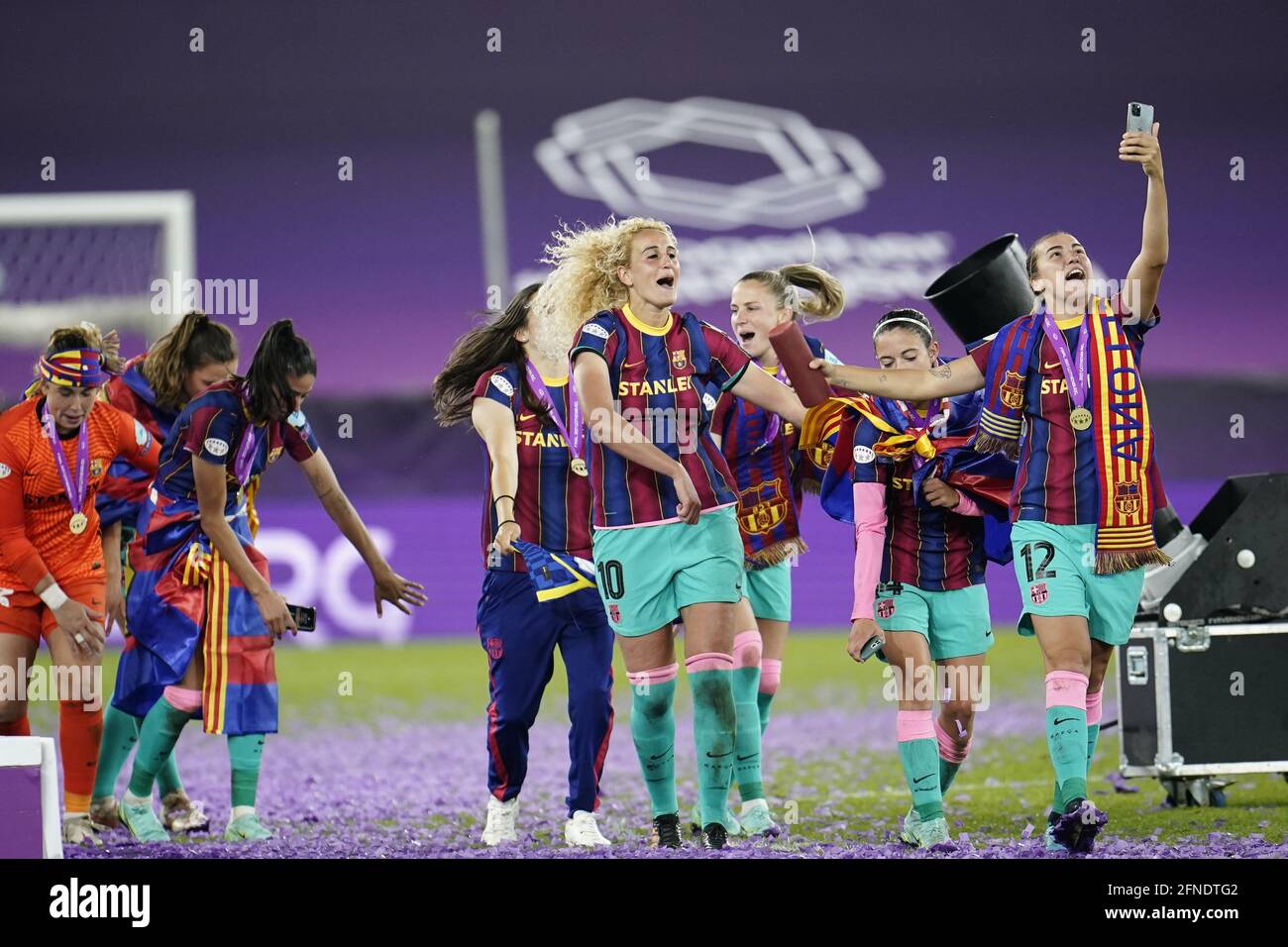 Barcelonas Spieler Kheira Hamraoui #10 und Patricia Guijarro #12 feiern am 16. Mai 2021 den Gewinn des UEFA Women's Champions League Finales zwischen dem FC Chelsea und dem FC Barcelona in Ganla Ullevi in Göteborg, Schweden. Foto: Bjorn Larsson Rosvall / TT / kod 9200 Stockfoto