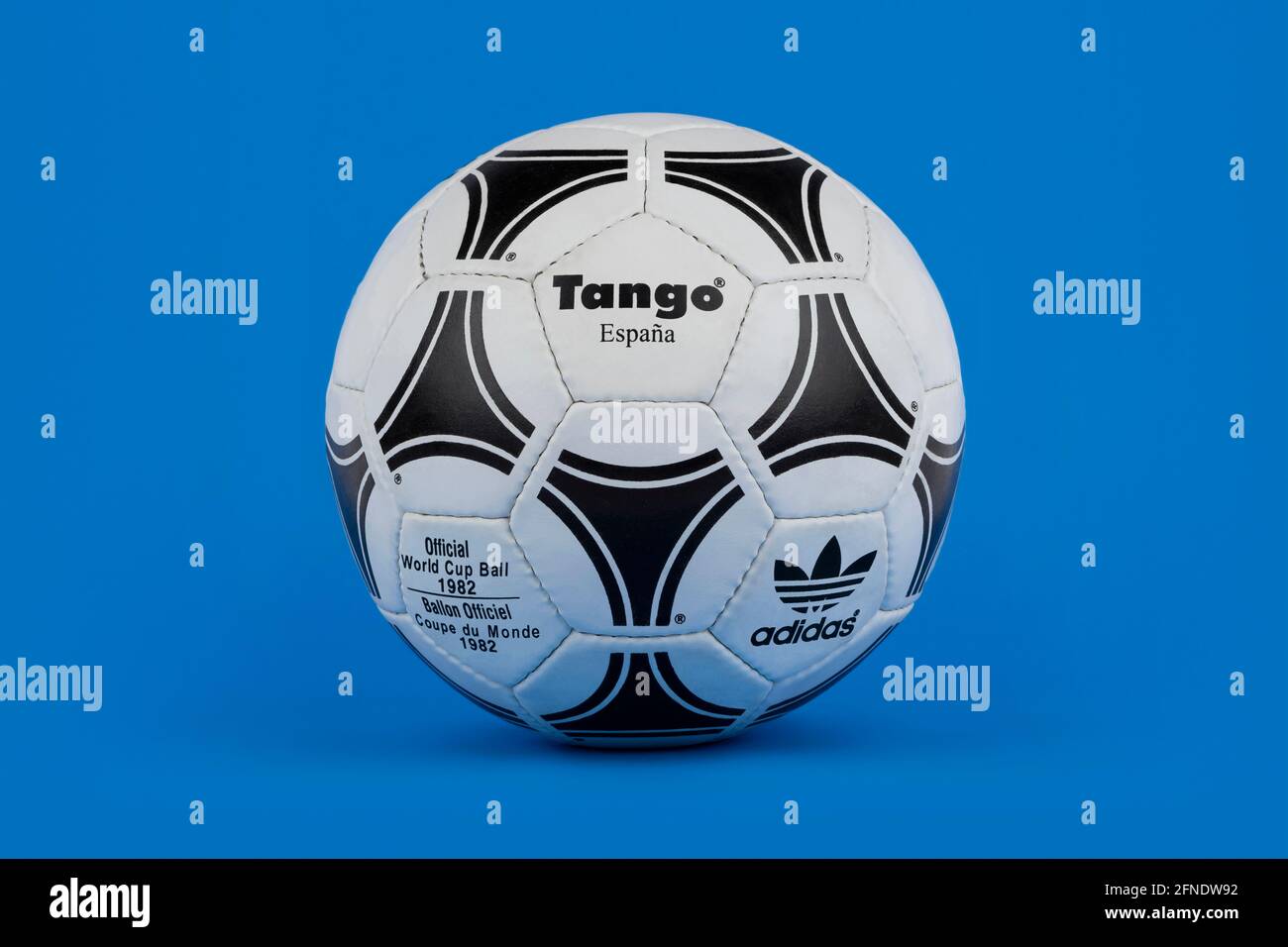 Ein Adidas Tango Espana Fußball, der für die FIFA Fußball-Weltmeisterschaft 1982 auf blauem Hintergrund gedreht wurde. Stockfoto