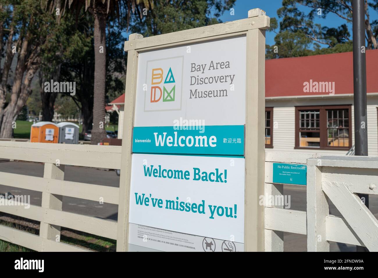 Nahaufnahme des Schildes am Eingang des Bay Area Discovery Museums mit der Aufschrift „Willkommen zurück! Wir haben dich vermisst!“ In Sausalito, Kalifornien, 16. Januar 2021. () Stockfoto