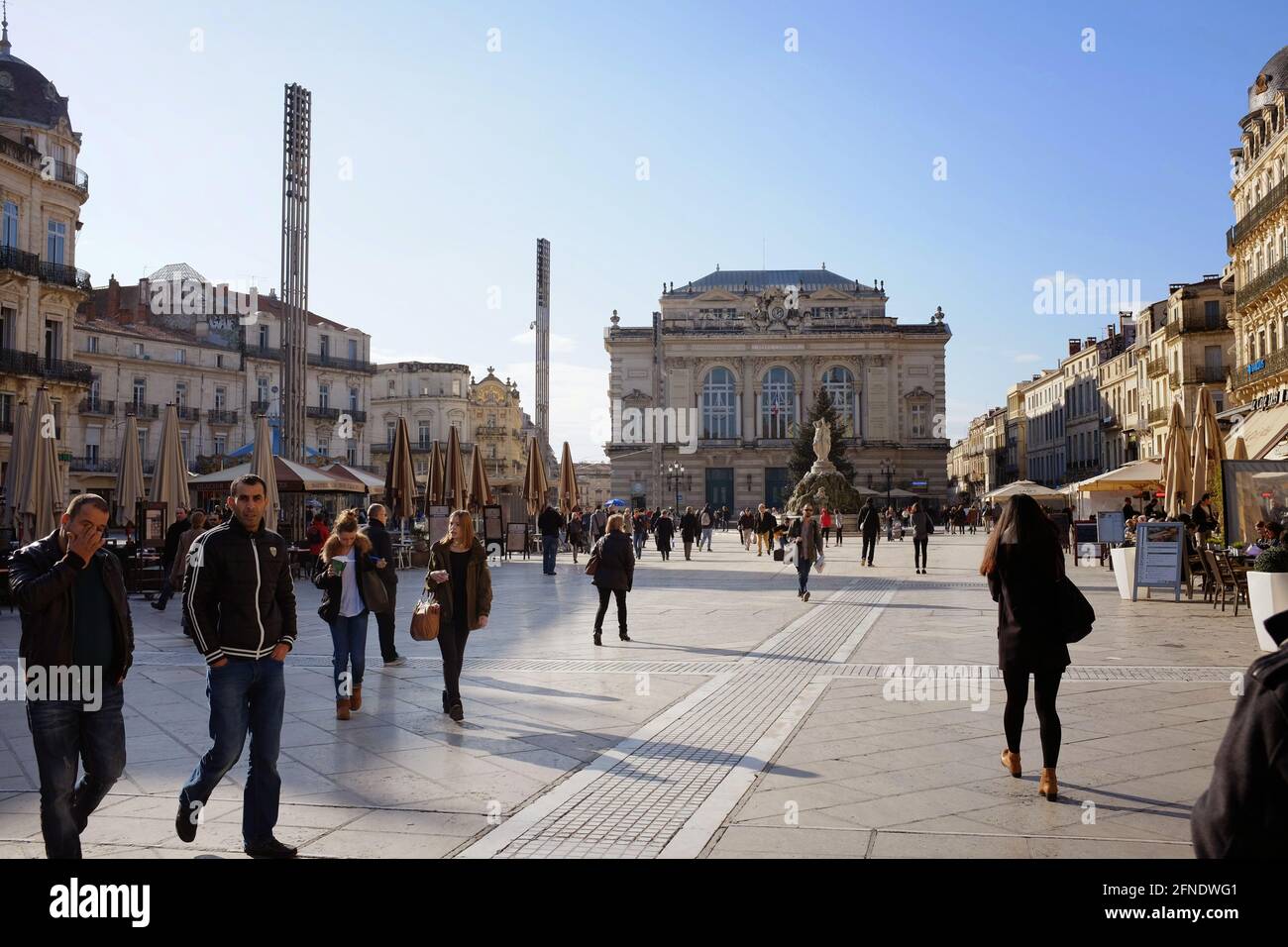 Menschen, die auf dem Comedy Plaza vor der Oper, im Zentrum von Montpellier, in der Provinz von Barcelona, im Süden Frankreichs, herumlaufen und einkaufen Stockfoto