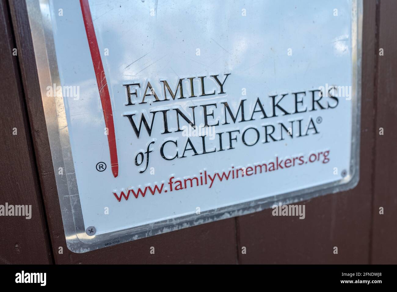 Nahaufnahme eines Schildes mit dem Logo für die gemeinnützige Organisation Family Winemakers of California in der V. Sattui Winery in St. Helena, Kalifornien, 6. Februar 2021. () Stockfoto