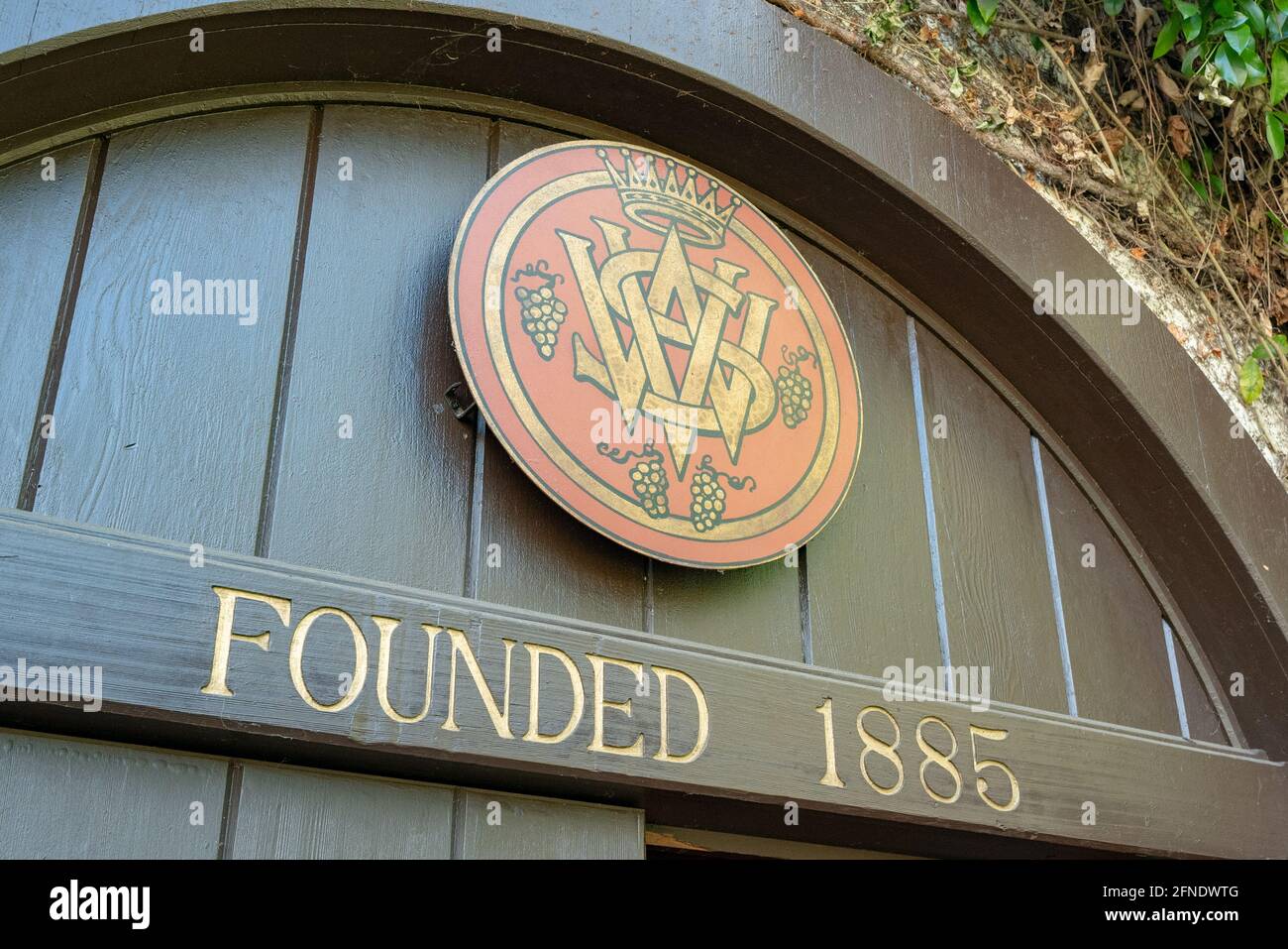 Aufnahme eines Schildes mit dem Logo der V. Sattui Winery mit der Aufschrift „gegründet 1885“ unten in der V. Sattui Winery in St. Helena, Kalifornien, 6. Februar 2021. () Stockfoto