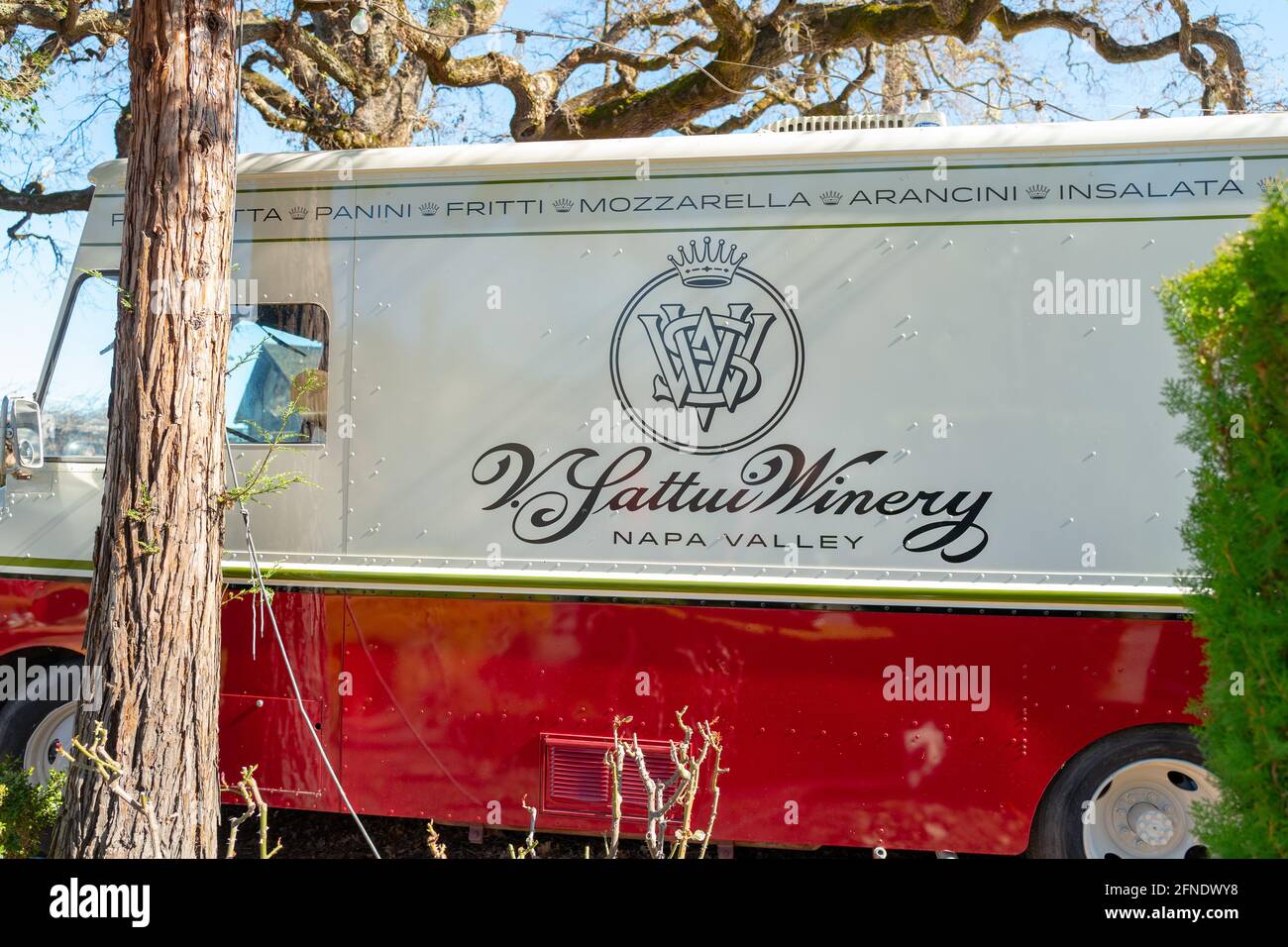 Foto des Logos für die V. Sattui Winery auf der Seite eines rot-weißen Food-Trucks in der V. Sattui Winery in St. Helena, Kalifornien, 6. Februar 2021. () Stockfoto
