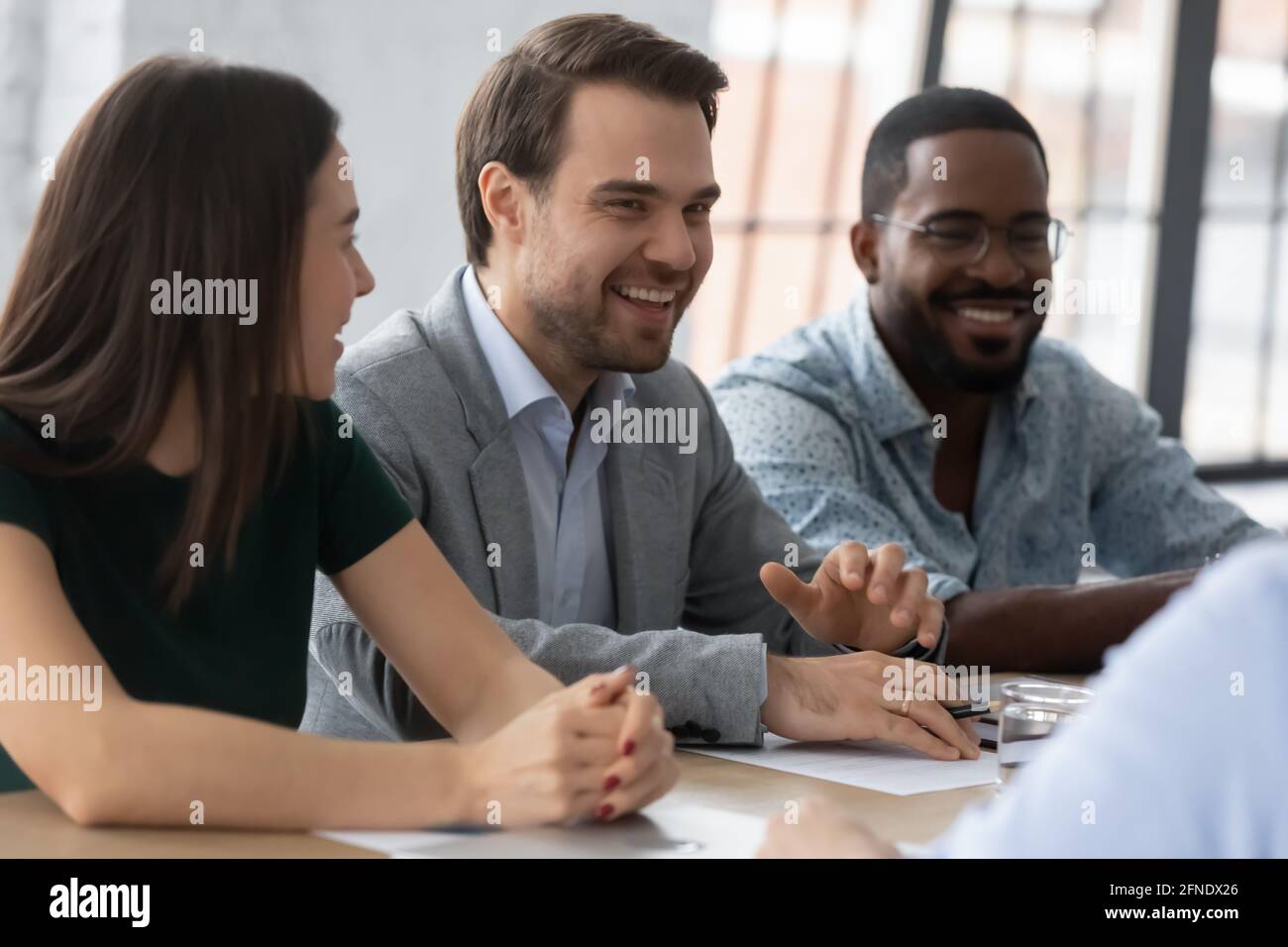 Die HR-Manager der multiethnischen Arbeitgeber sind lächelnd und lachend Stockfoto