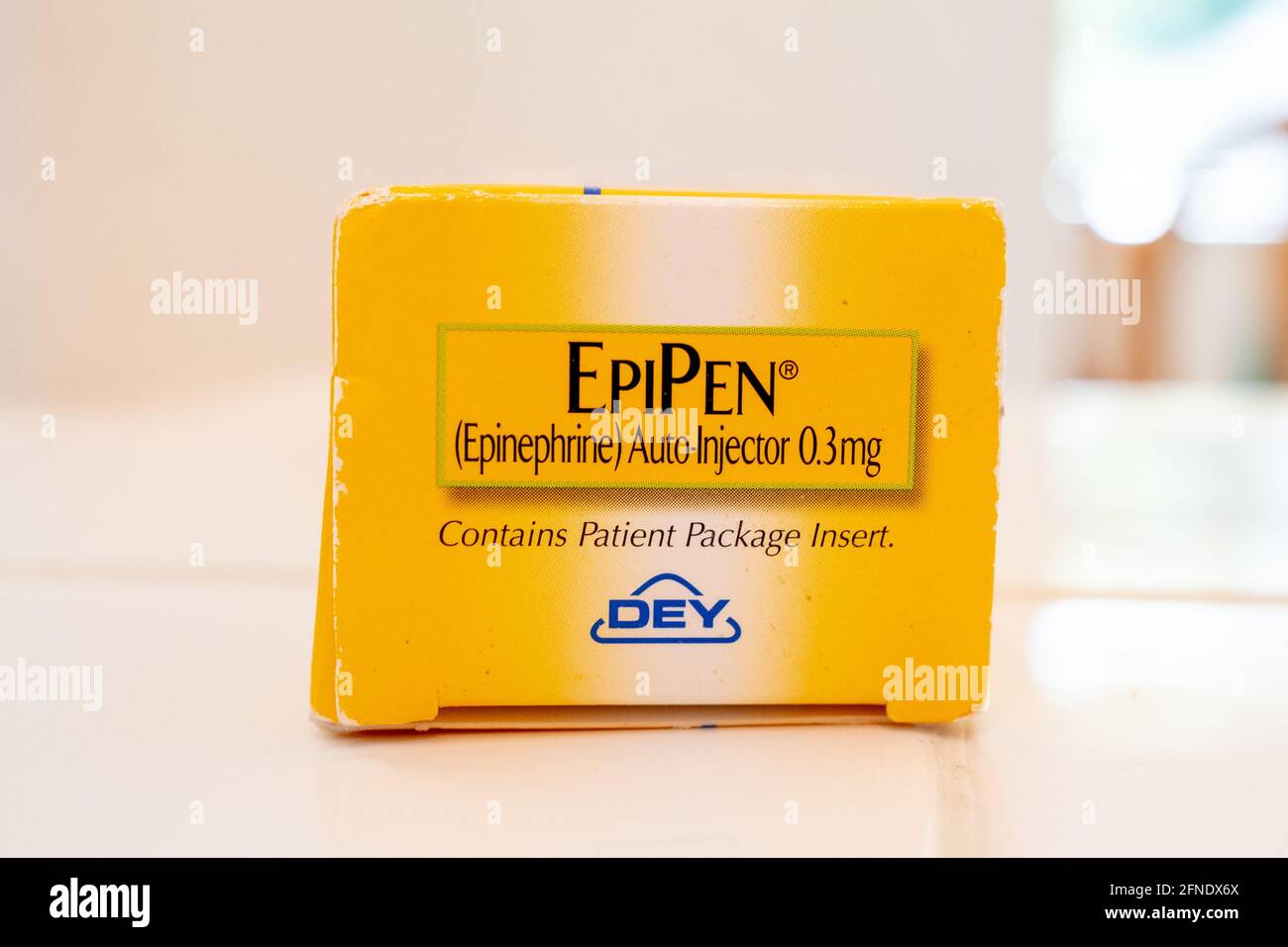 Nahaufnahme einer gelben „EpiPen“-Schachtel mit Epinephrin-Autoinjektoren, die mit einem Dey Pharma-Logo endet, 17. Februar 2021. () Stockfoto