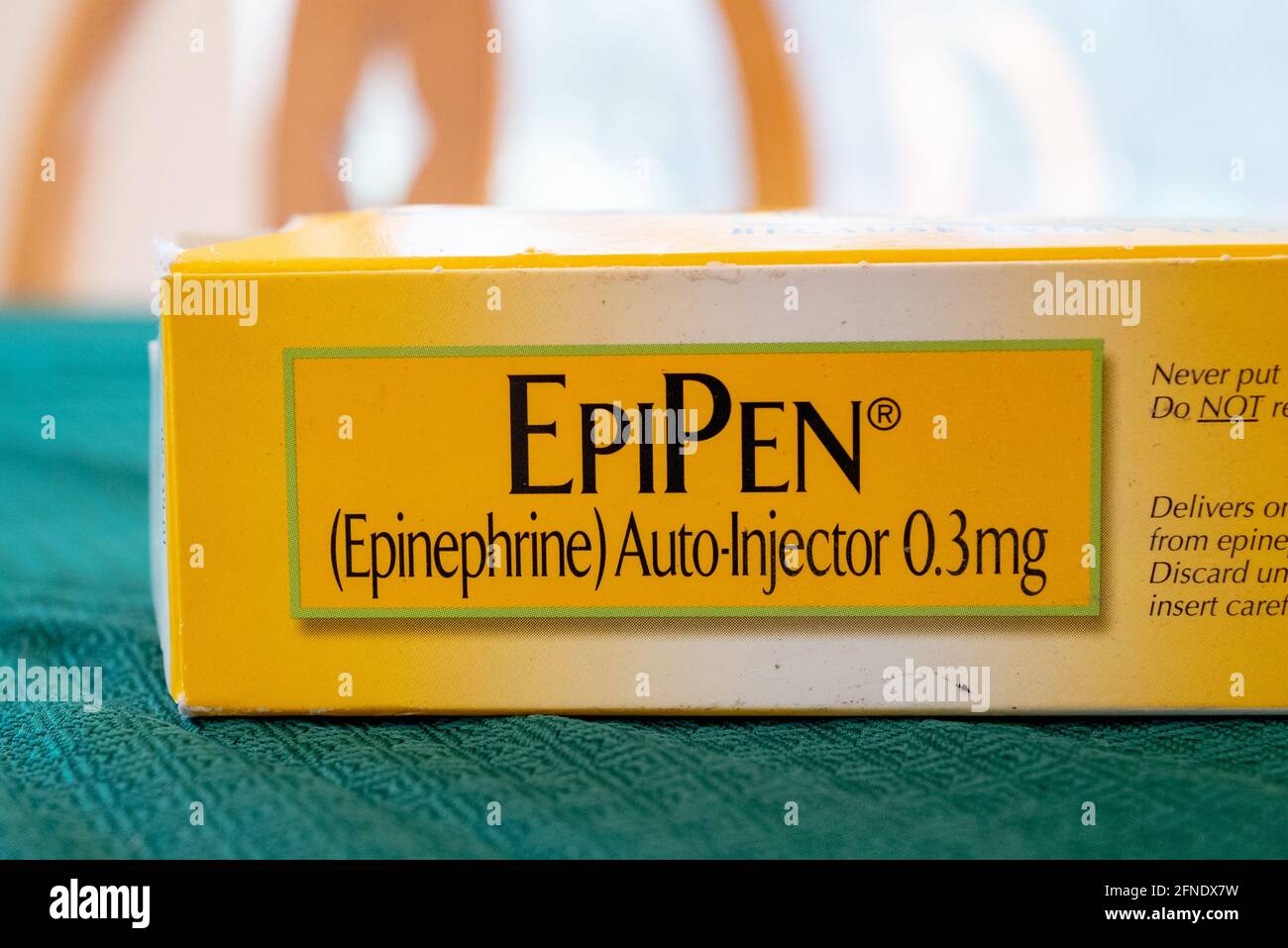 Nahaufnahme eines „EpiPen“-Logos auf einer gelben Box mit Epinephrin-Autoinjektoren, 17. Februar 2021. () Stockfoto