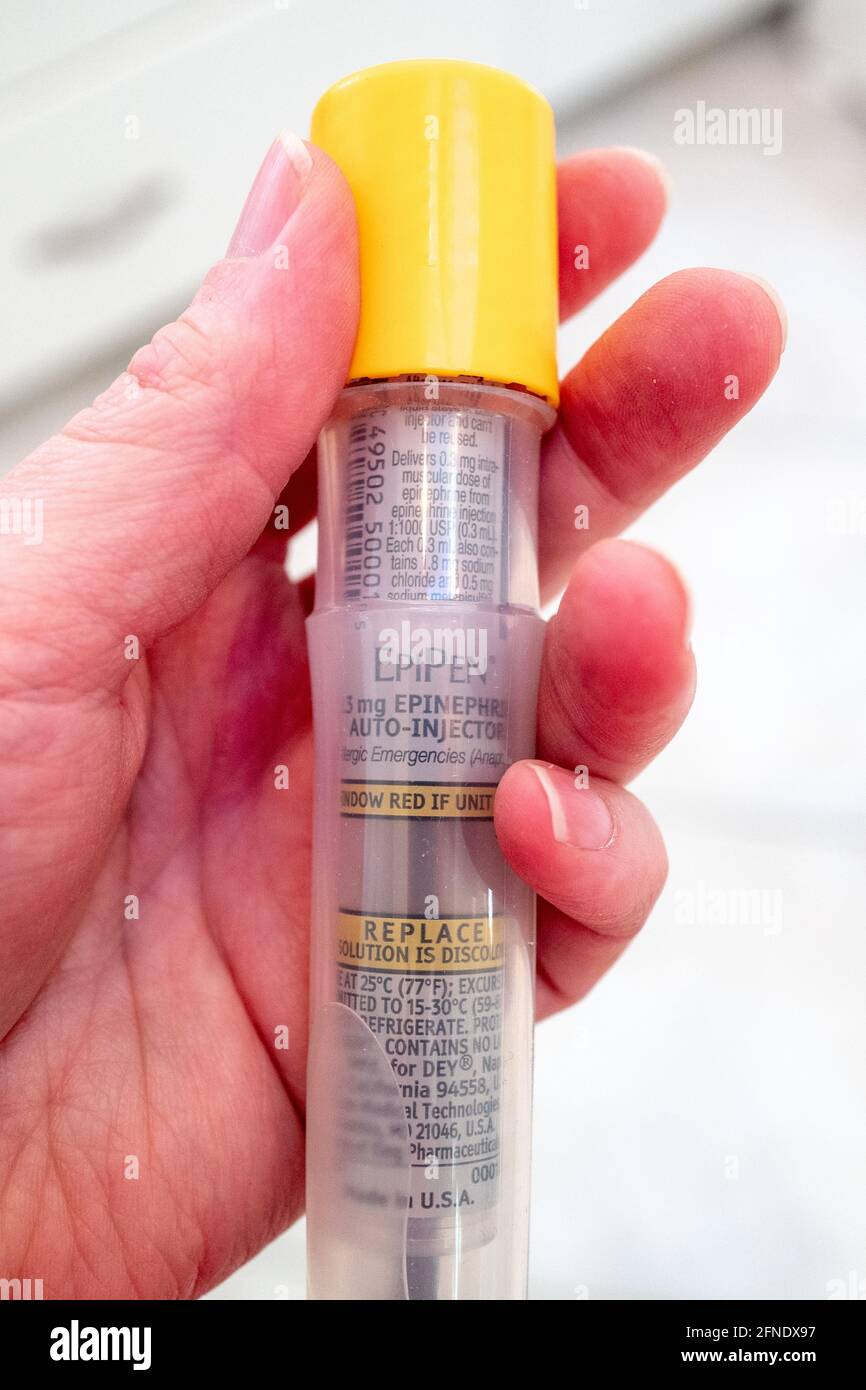 Nahaufnahme einer Hand mit einem Epinephrin-Autoinjektor von EpiPen, 17. Februar 2021. () Stockfoto