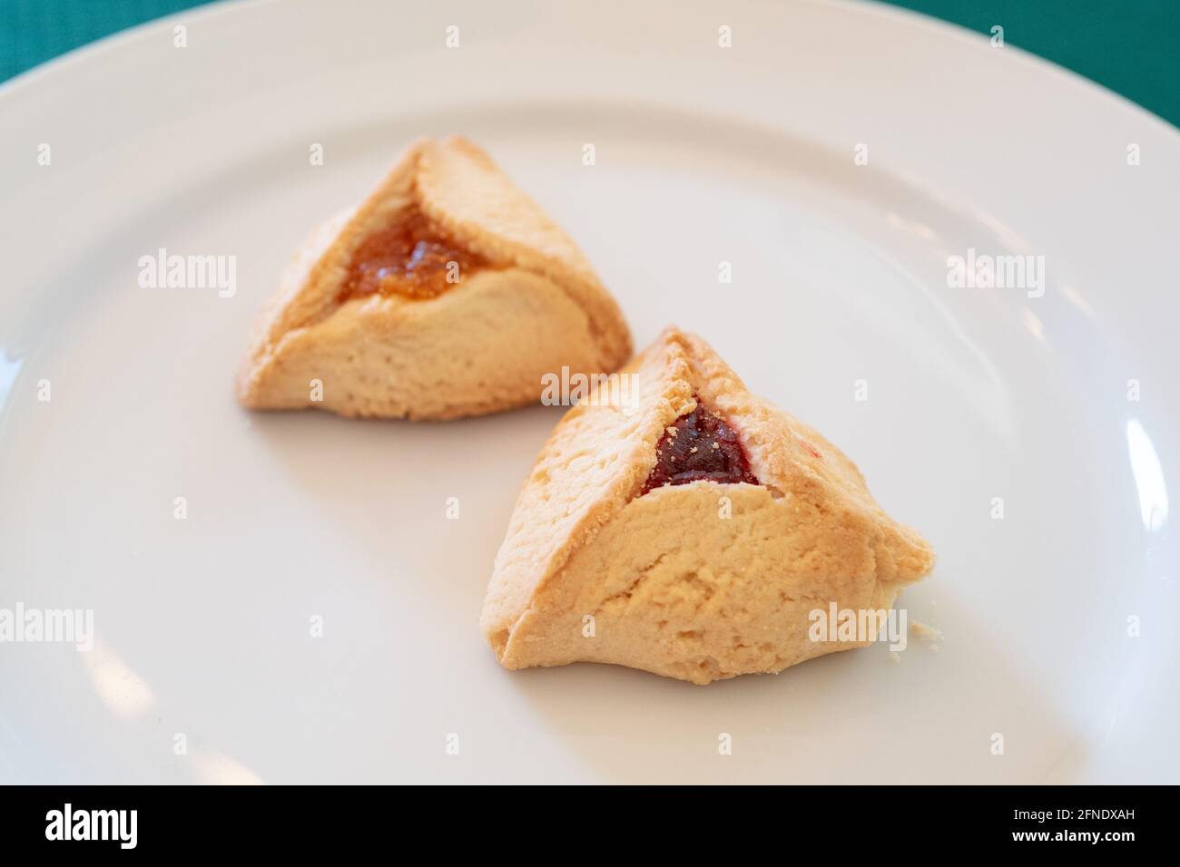 Nahaufnahme eines Tellers mit Hamantaschen-Keksen, einem traditionellen Speiseelement, das während des jüdischen Feiertags von Purim, Lafayette, Kalifornien, am 26. Februar 2021 serviert wurde. () Stockfoto