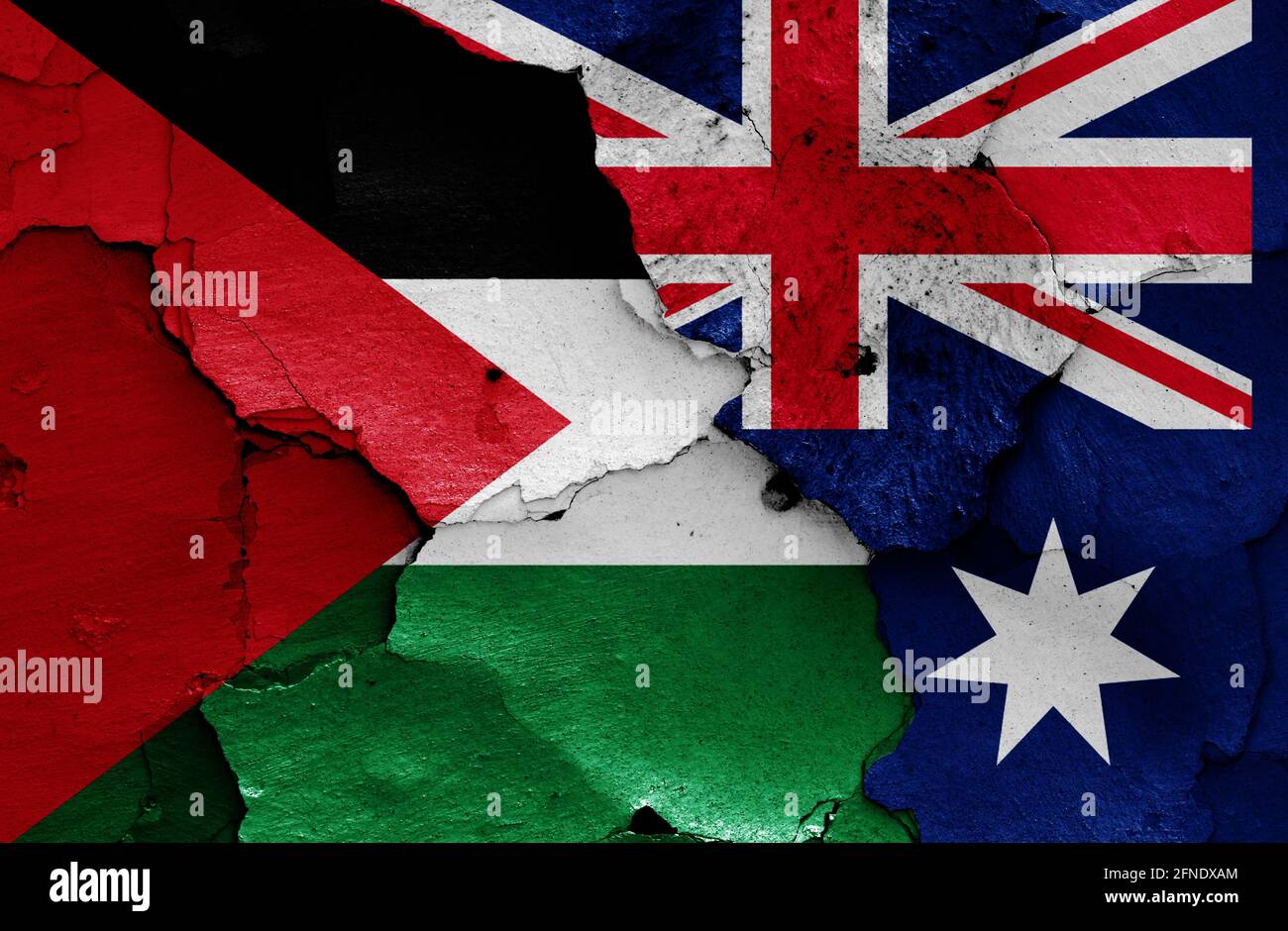Flaggen Palästinas und Australiens auf rissige Wand gemalt Stockfoto
