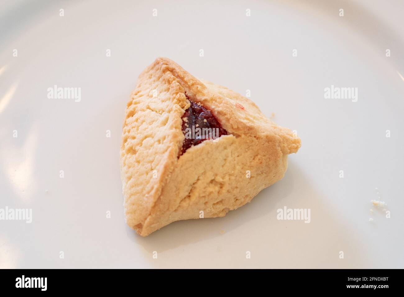 Nahaufnahme eines Tellers mit Hamantaschen-Keksen, einem traditionellen Speiseelement, das während des jüdischen Feiertags von Purim, Lafayette, Kalifornien, am 26. Februar 2021 serviert wurde. () Stockfoto