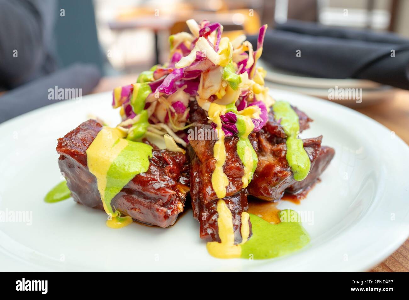 Teller mit peruanischen Rippchen im Restaurant Parada in Walnut Creek, Kalifornien, 4. März 2021. () Stockfoto