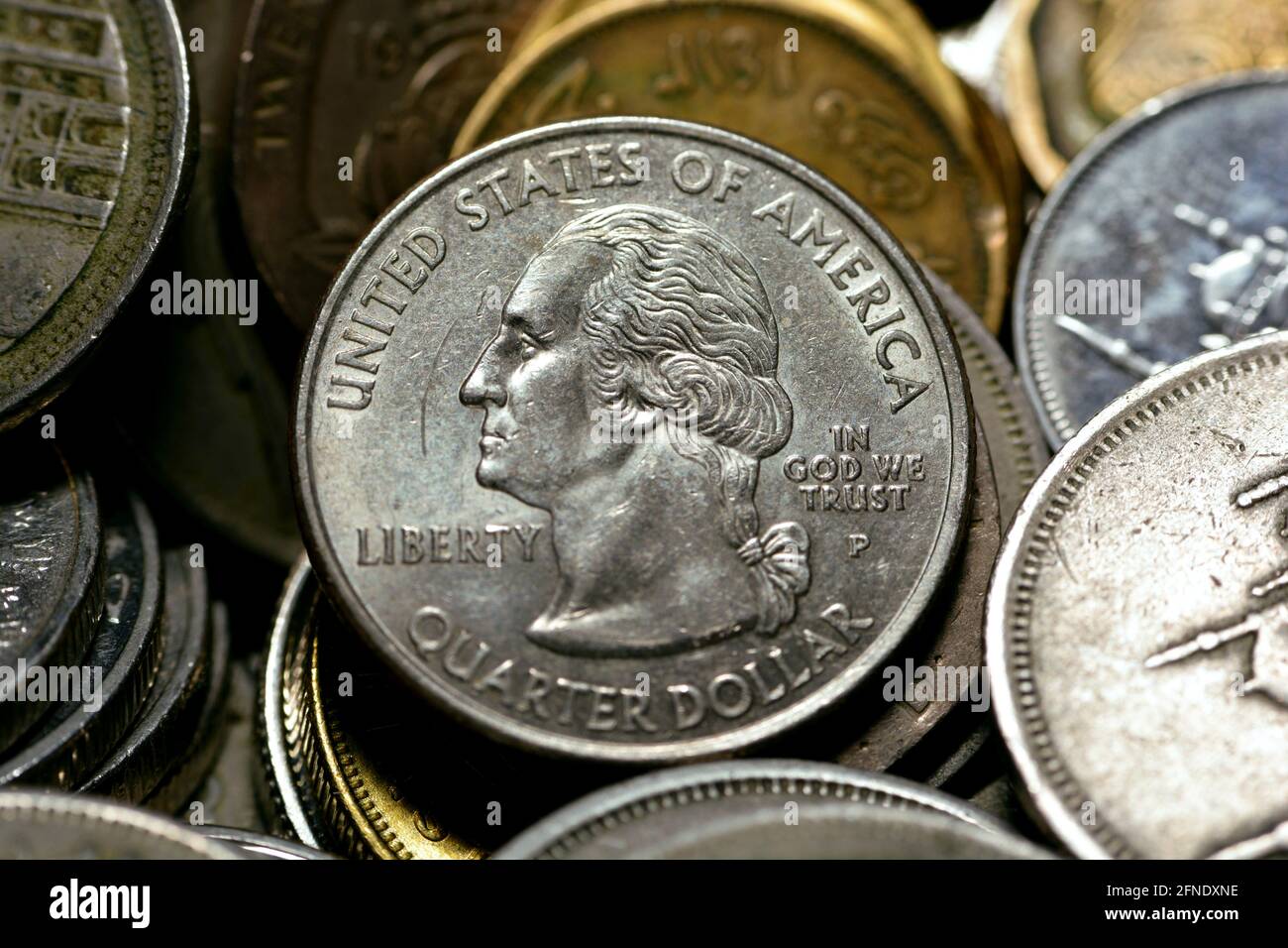 Amerikanische eine Viertelmünze mit anderen Ländern unterschiedlicher Münzhintergrund, ein Viertel Dollar ist eine US-amerikanische Münze im Wert von 25 Cent mit dem Profil von Stockfoto