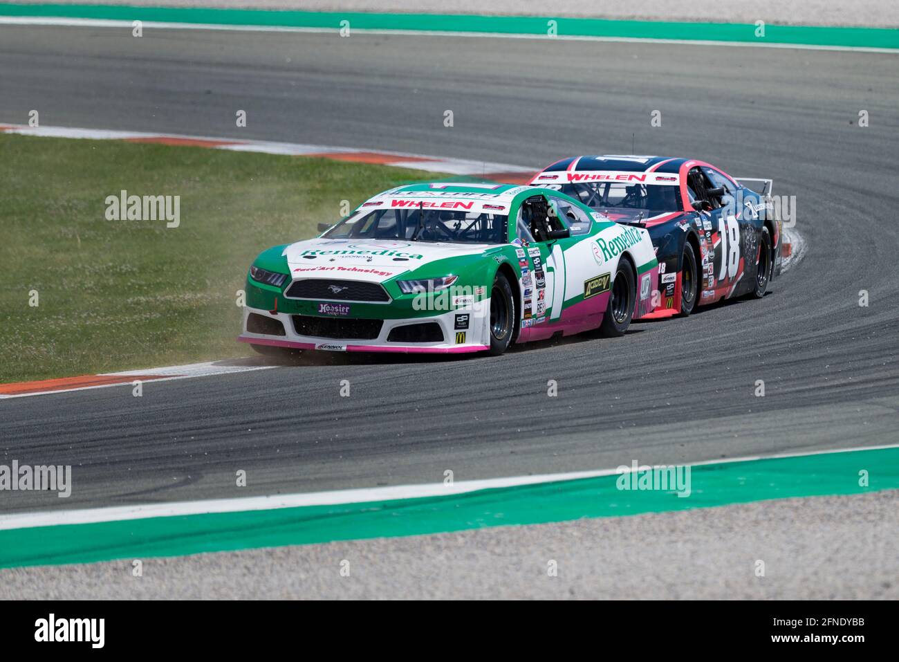 Valencia, Spanien. Mai 2021. Thomas Ferrando von Academy Motorsport und Giorgio Maggi von Hendriks Motorsport beim Nascar Whelen Valencia-Rennen im Einsatz die NASCAR Whelen Euro Series wurde 2008 gegründet und gründete dank einer langjährigen Partnerschaft mit NASCAR im Januar 2012 die offizielle NASCAR European Series (National Association for Stock Car Auto Racing). Die europäische NASCR feiert ihren einzigen Termin in Spanien auf dem Circuit Ricardo Tormo in Cheste, Valencia. Kredit: SOPA Images Limited/Alamy Live Nachrichten Stockfoto