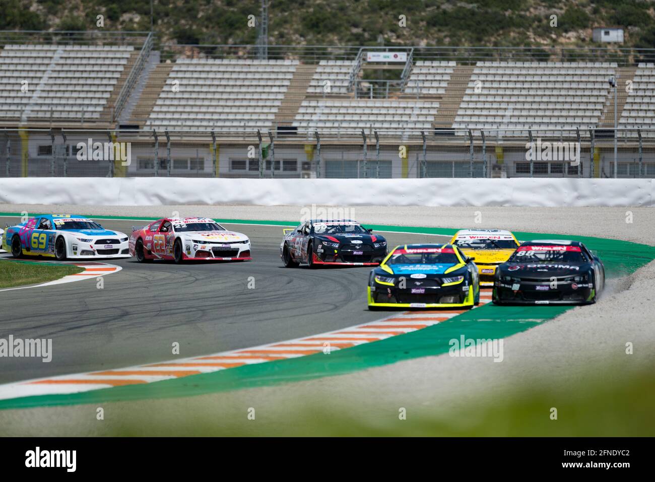 Lorins Hezemans von Hendriks Motorsport, Alon Day von CAAL Racing, Ercoli Gianmarco von CAAL Racing, Vittorio Ghirelli von Hendriks Motorsport, Nicolo Rocca von DF1 Racing und Sebastiaan Bleekemolen vom Team Bleekemolen im Einsatz während des Nascar Whelen Valencia Rennens die NASCAR Whelen Euro Series wurde 2008 gegründet und gründete dank einer langjährigen Partnerschaft mit NASCAR im Januar 2012 die offizielle NASCAR European Series (National Association for Stock Car Auto Racing). Die europäische NASCR feiert ihren einzigen Termin in Spanien auf dem Circuit Ricardo Tormo in Cheste, Valencia. Stockfoto