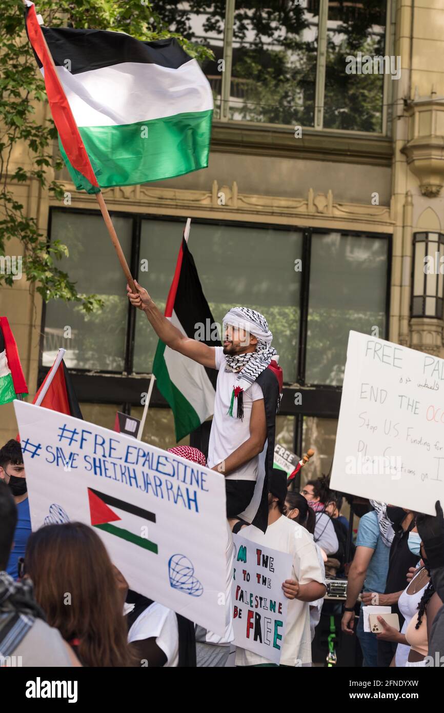 Seattle, USA. Mai 2021. Nach Kämpfen in Gaza brach am Mittag im Einkaufsviertel Westlake in der Innenstadt ein Protest gegen das Freie Palästina aus. Quelle: James Anderson/Alamy Live News Stockfoto